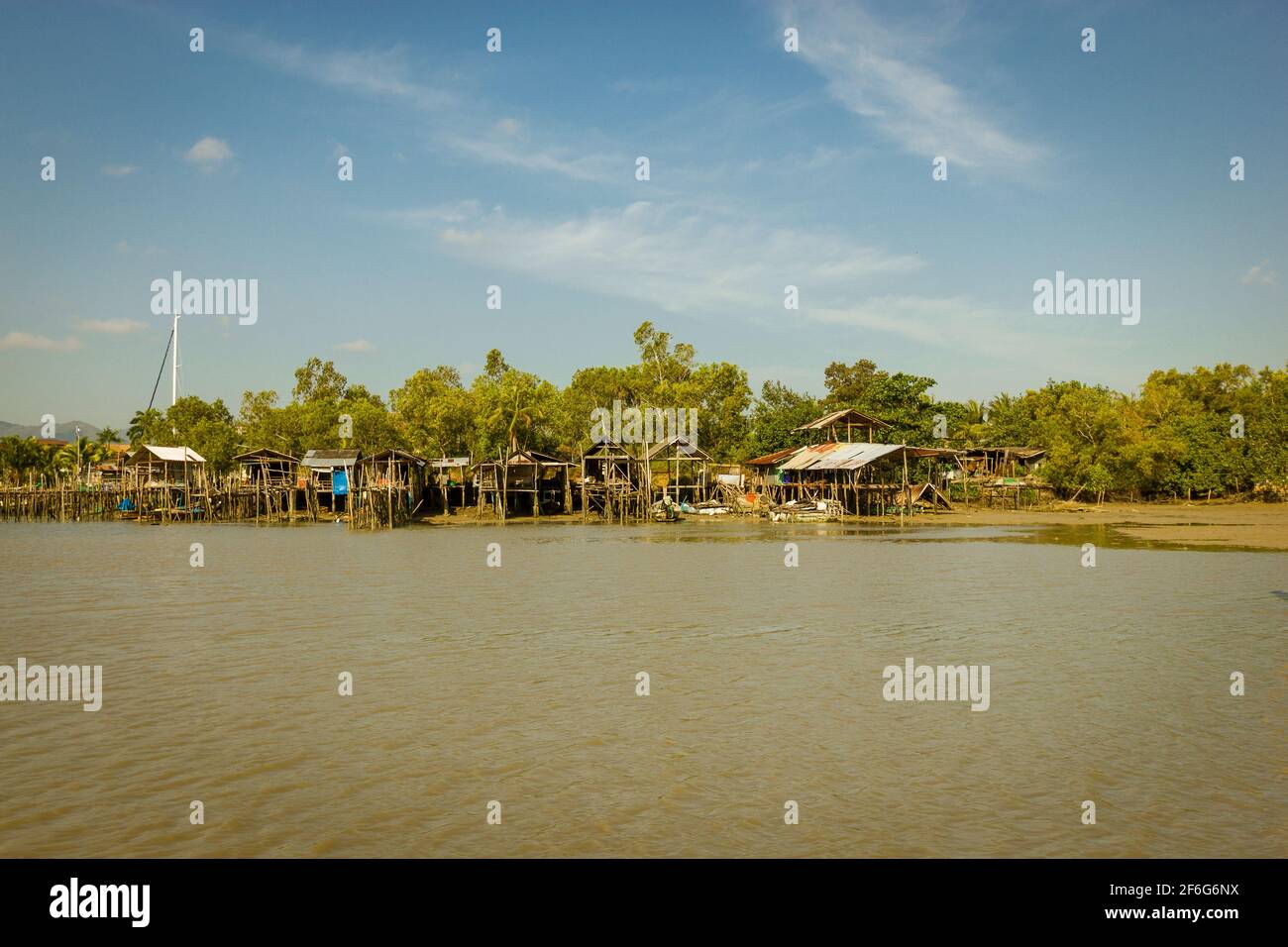 Una comunità povera vicino a Marina in Phuket, Tailandia. Foto Stock