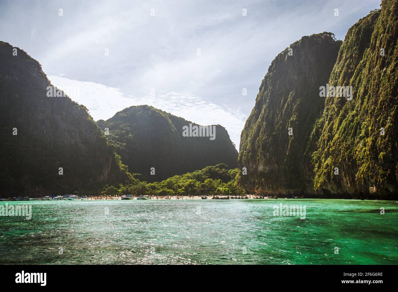 Ampia vista della spiaggia di Maya Bay situata a Ko Phi Phi Lee, un'isola dell'arcipelago di Phi Phi, nel Mare delle Andamane. Fa parte della Provincia di Krabi Foto Stock