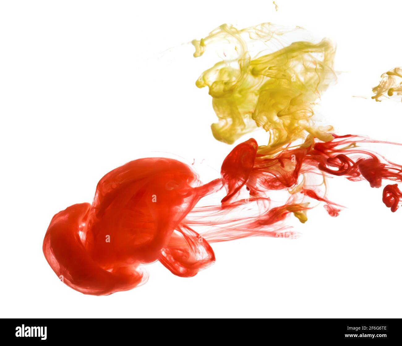 Inchiostro di colore rosso e giallo vernice astratta disegno in acqua liquido Foto Stock