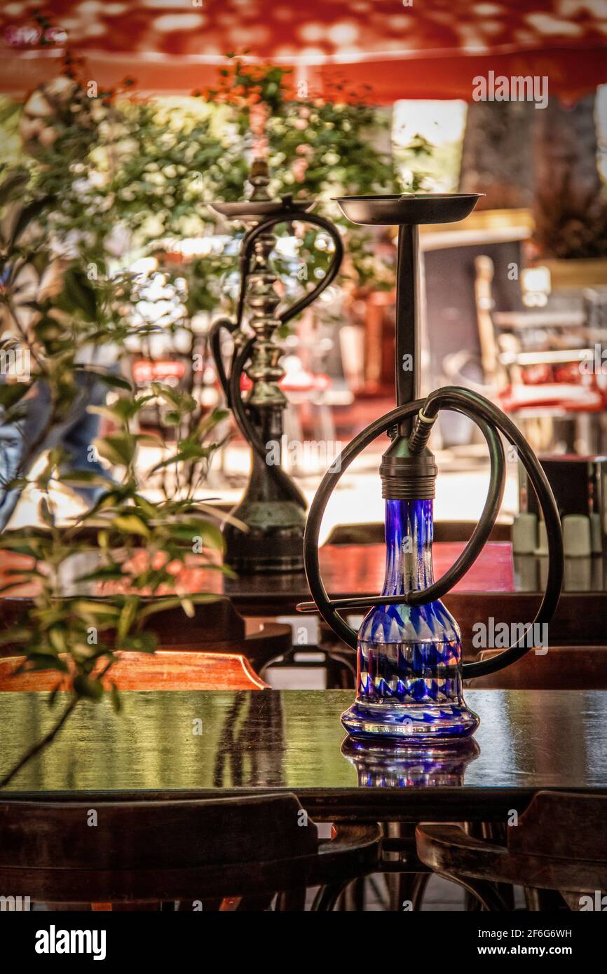 Pipa ad acqua o hookah o shisha per il fumo di tabacco sul tavolo Di caffè marciapiede in Boemia Tbilisi Georgia - fuoco selettivo con riflessi Foto Stock