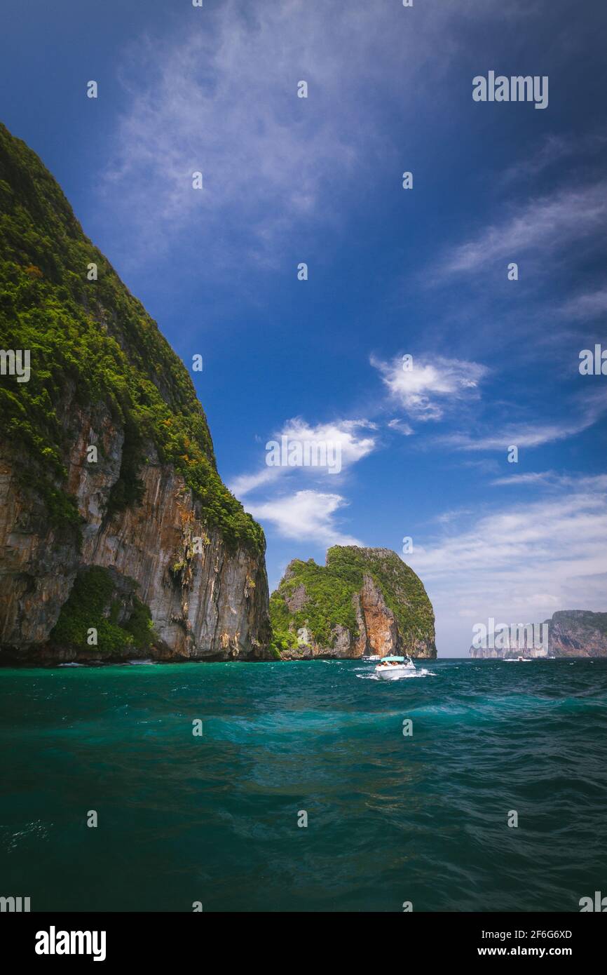 Vista di alcune formazioni rocciose vicino alla spiaggia di Maya Bay, a Ko Phi Phi Lee, un'isola dell'arcipelago di Phi Phi, nel Mare delle Andamane. Fa parte di Kra Foto Stock