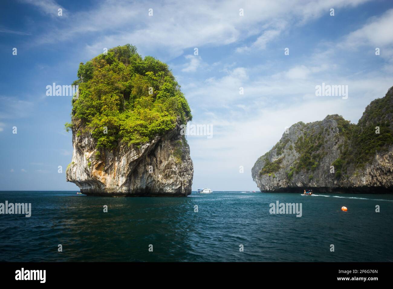 Questa piccola isola rocciosa si trova sulla costa di Phuket, Tailandia. Foto Stock