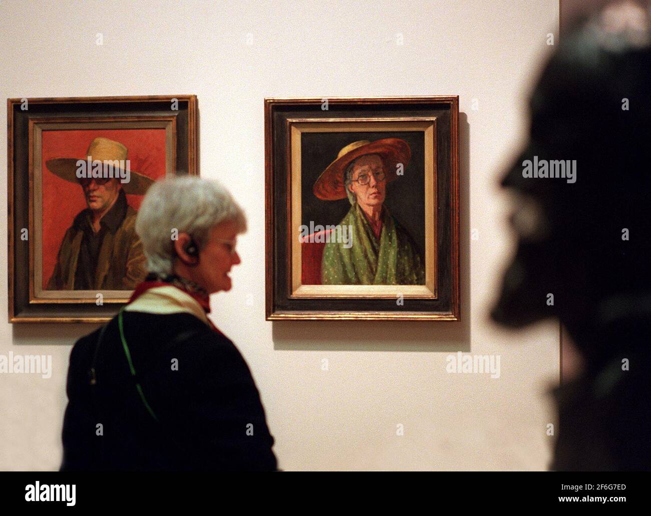 Apertura della mostra Arte di Bloomsbury a The Tate.Pic mostra un visitatore che guarda L-R: Un autoritratto di Duncan Grant, e un autoritratto di Vanessa Bell. La scultura in primo piano è Stephen Tomlin di Lytton Strachey. Foto Stock