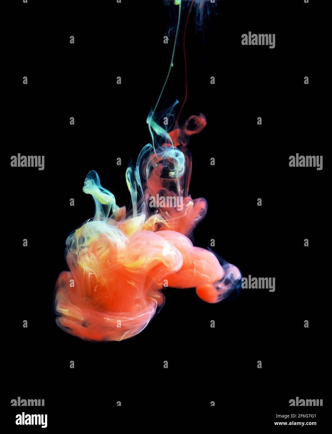 Inchiostro di colore rosso e giallo vernice astratta disegno in acqua liquido Foto Stock