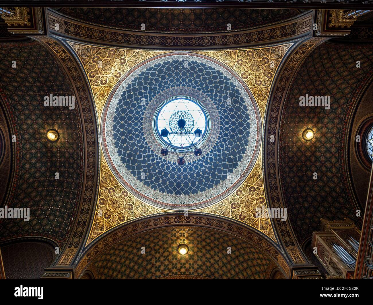 La cupola centrale sopra la sala principale della sinagoga spagnola: Circondata da lavori di paquet in gilded elaborata, questa cupola blu svetta sopra il piano principale. Un lampadario a forma di stella a sei punte pende dall'alto. Foto Stock