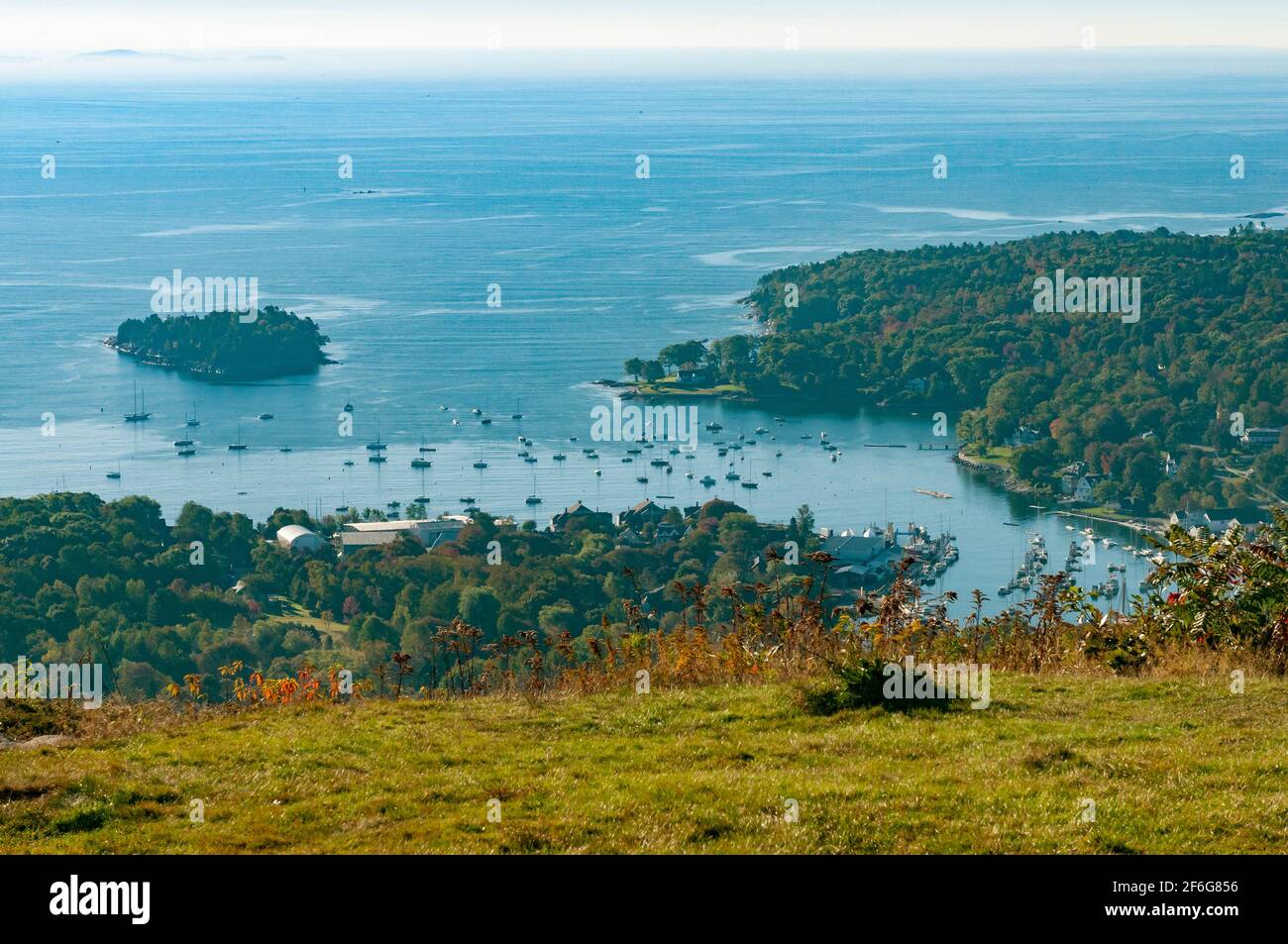 Vista di Camden, Maine e Curtis Island dalla cima del Monte Battie nel Camden Hills state Park. STATI UNITI. Foto Stock