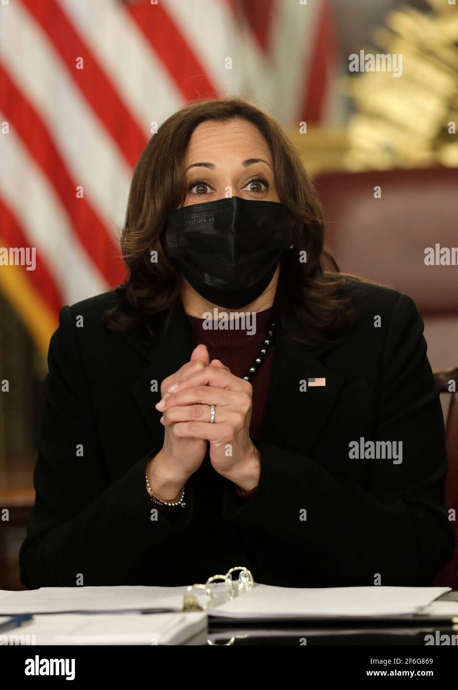 Il Vicepresidente degli Stati Uniti Kamala Harris tiene una tavola rotonda con i leader della fede sui loro sforzi per incoraggiare le comunità a prendere il vaccino COVID-19 alla Casa Bianca il 31 marzo 2021 a Washington, DC. Credito: Yuri Grippas/Pool via CNP /MediaPunch Foto Stock