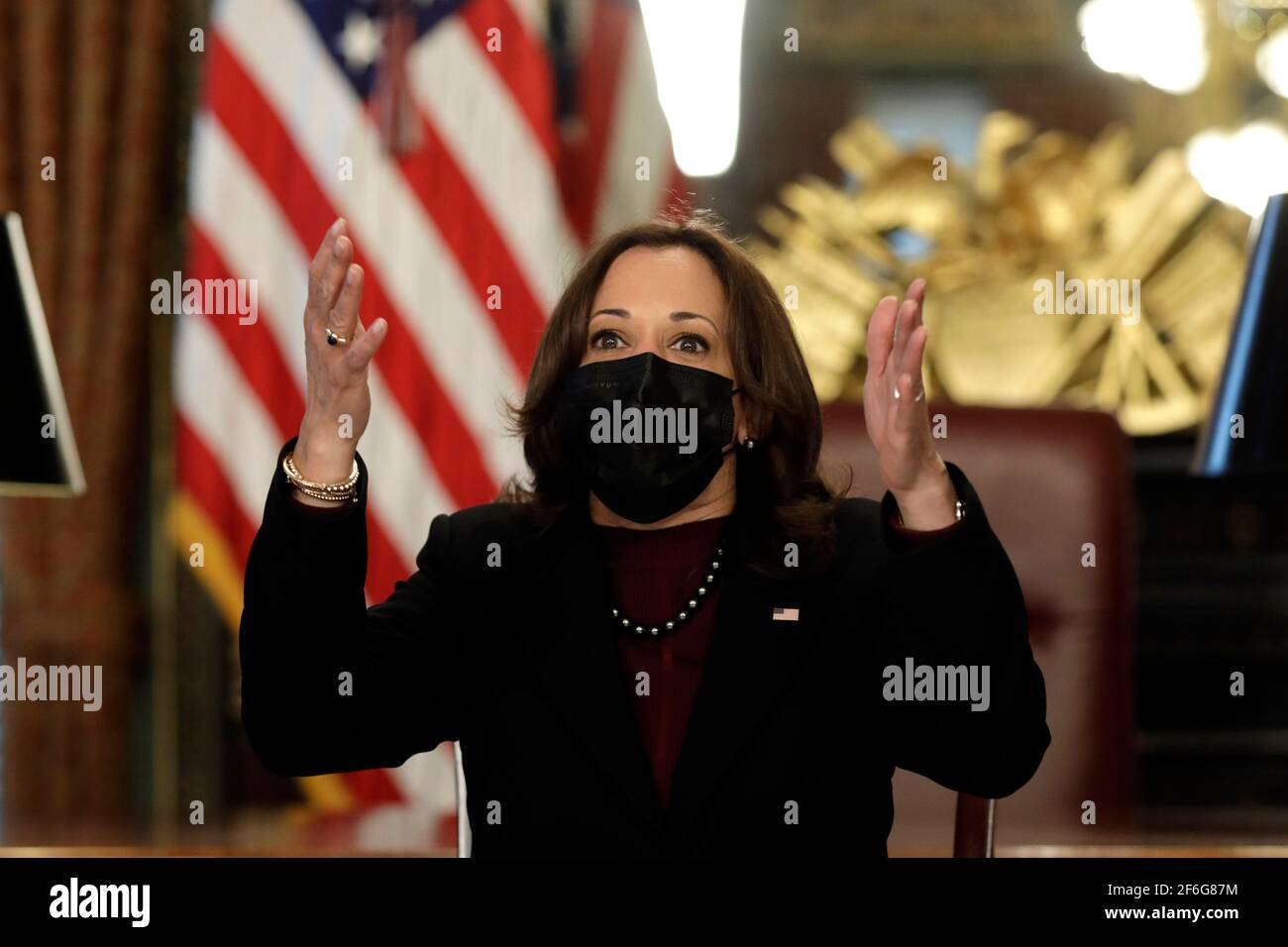 Il Vicepresidente degli Stati Uniti Kamala Harris tiene una tavola rotonda con i leader della fede sui loro sforzi per incoraggiare le comunità a prendere il vaccino COVID-19 alla Casa Bianca il 31 marzo 2021 a Washington, DC. Credito: Yuri Grippas/Pool via CNP /MediaPunch Foto Stock