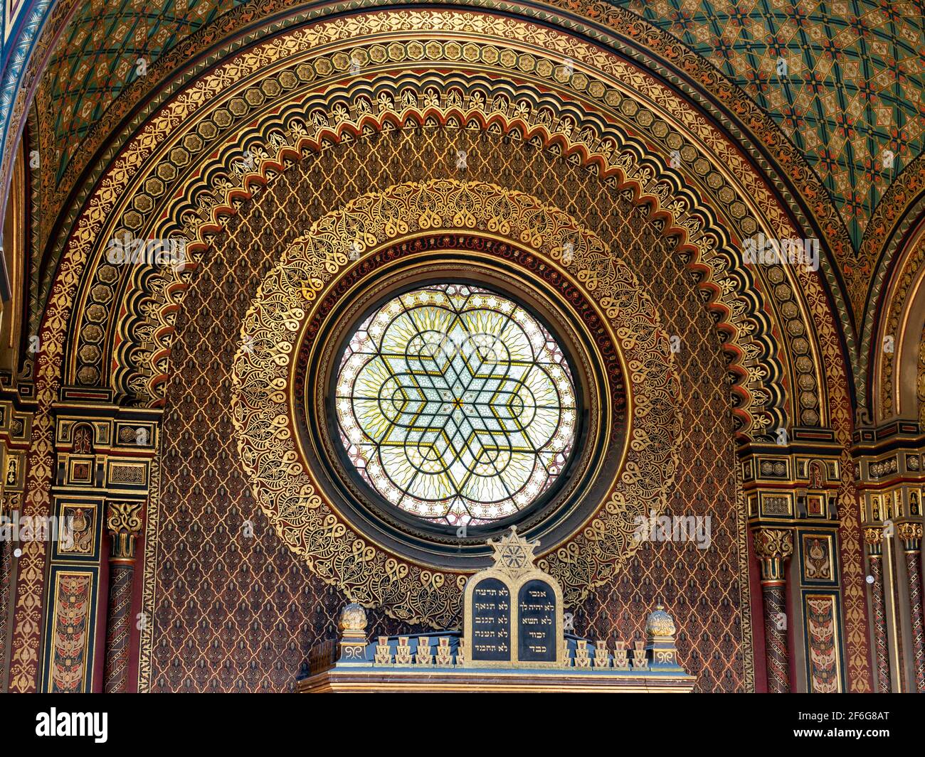 Magen David sopra l'aron ha-kodesh nella sinagoga spagnola di Praga: Dettaglio della massiccia finestra circolare in vetro colorato e le decorazioni circostanti in foglia d'oro nella sinagoga spagnola di Praga. Foto Stock