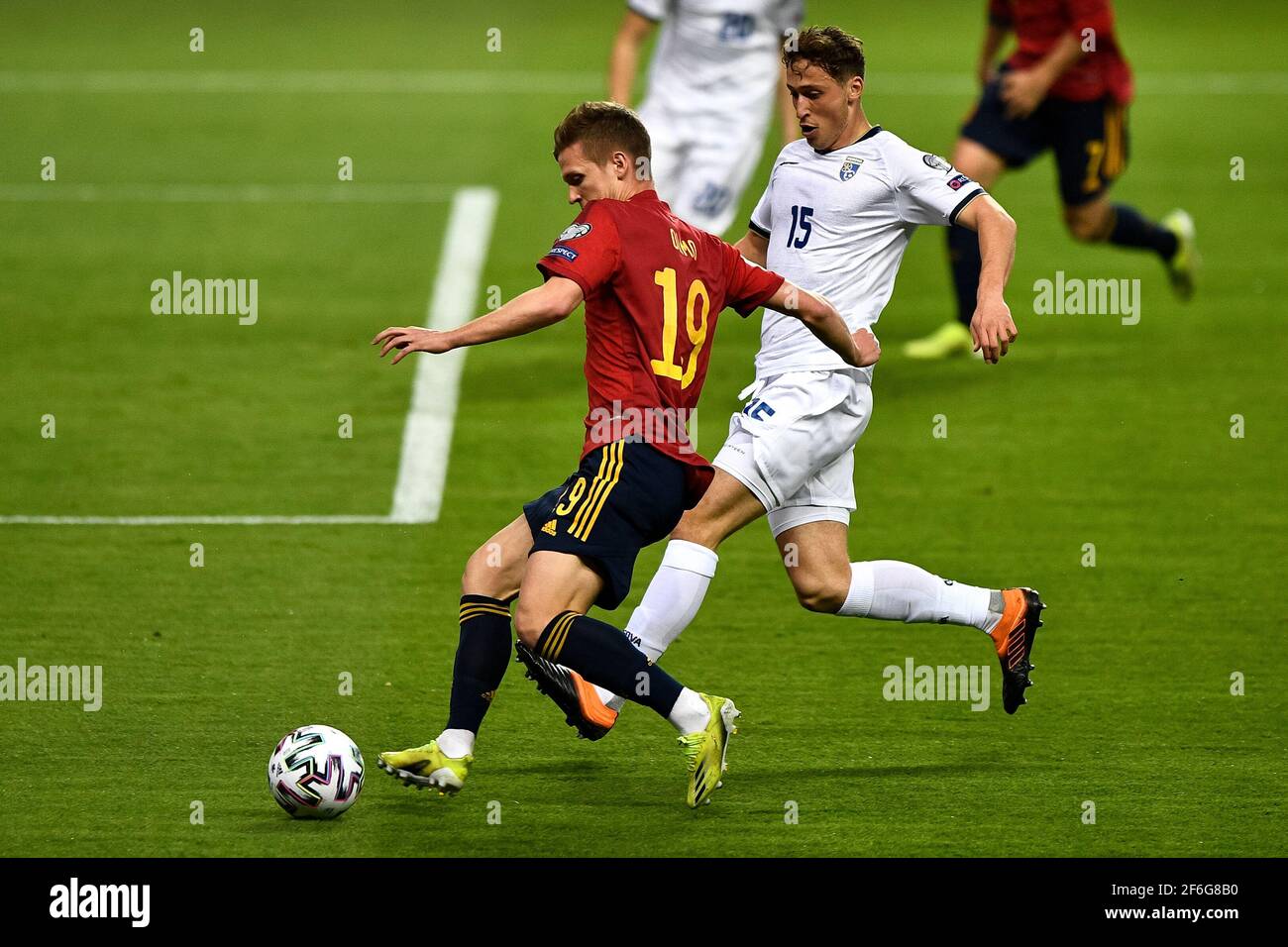 SIVIGLIA, SPAGNA - MARZO 31: Dani Olmo di Spagna e Mergim Vojvoda del Kosovo durante la Coppa del mondo FIFA Qatar 2022 Qualifier tra Spagna e Kosovo a. Foto Stock