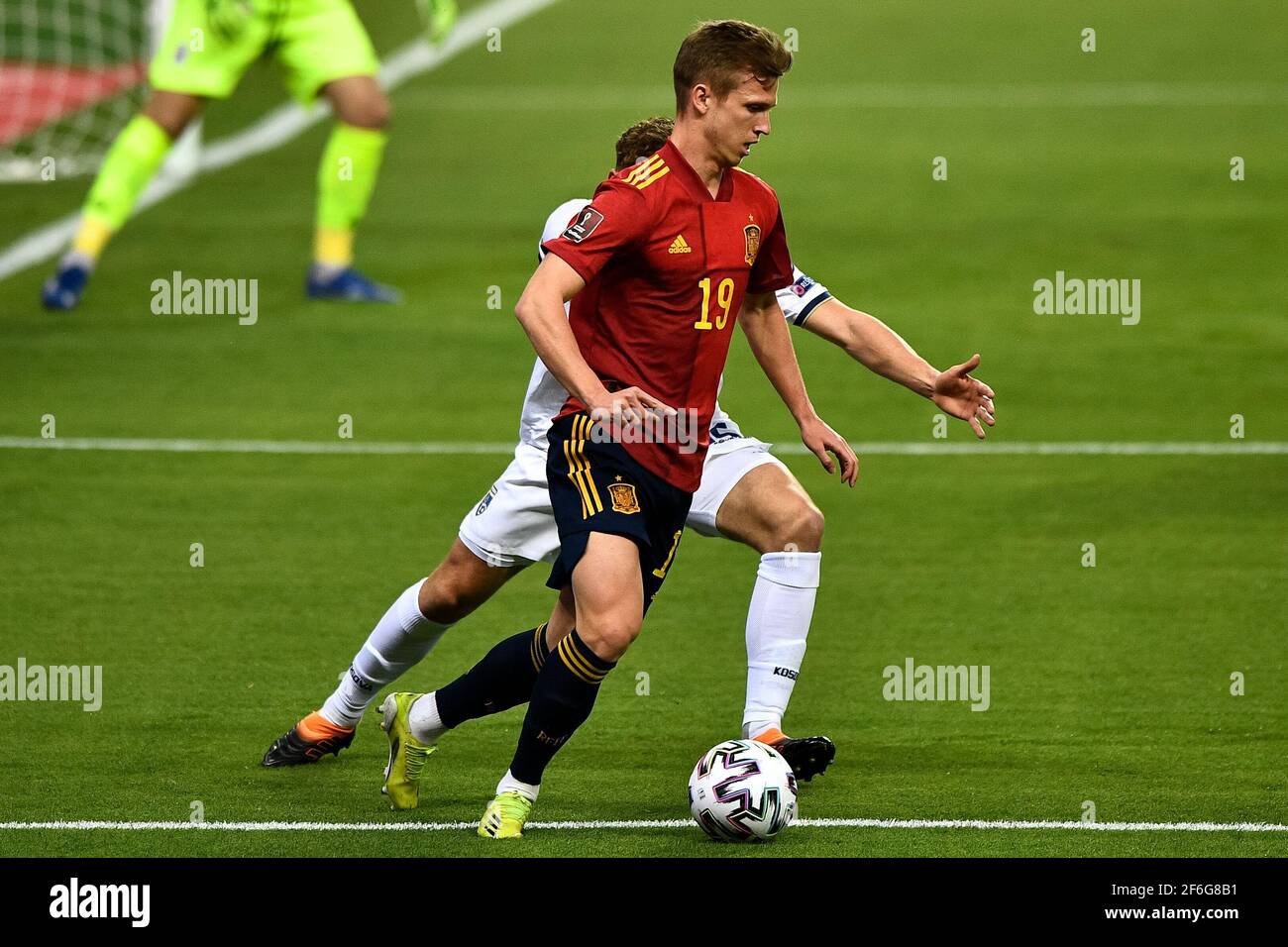 SIVIGLIA, SPAGNA - MARZO 31: Dani Olmo di Spagna e Mergim Vojvoda del Kosovo durante la Coppa del mondo FIFA Qatar 2022 Qualifier tra Spagna e Kosovo a. Foto Stock