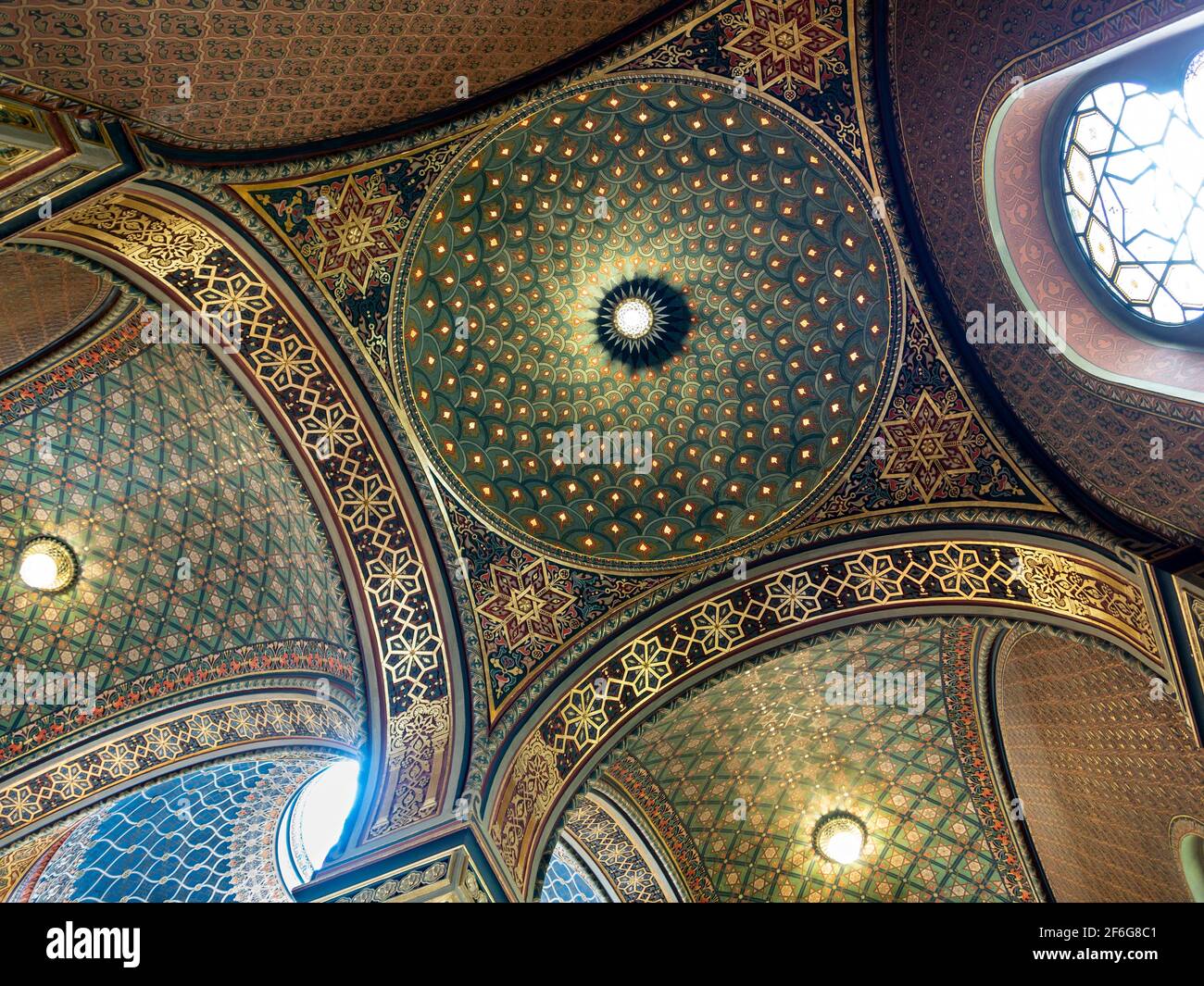 Cupole archi e decorazioni a soffitto nella sinagoga spagnola di Praga: Il soffitto della sinagoga spagnola è un caleidoscopio di colori e motivi in uno stile moresco. Foto Stock