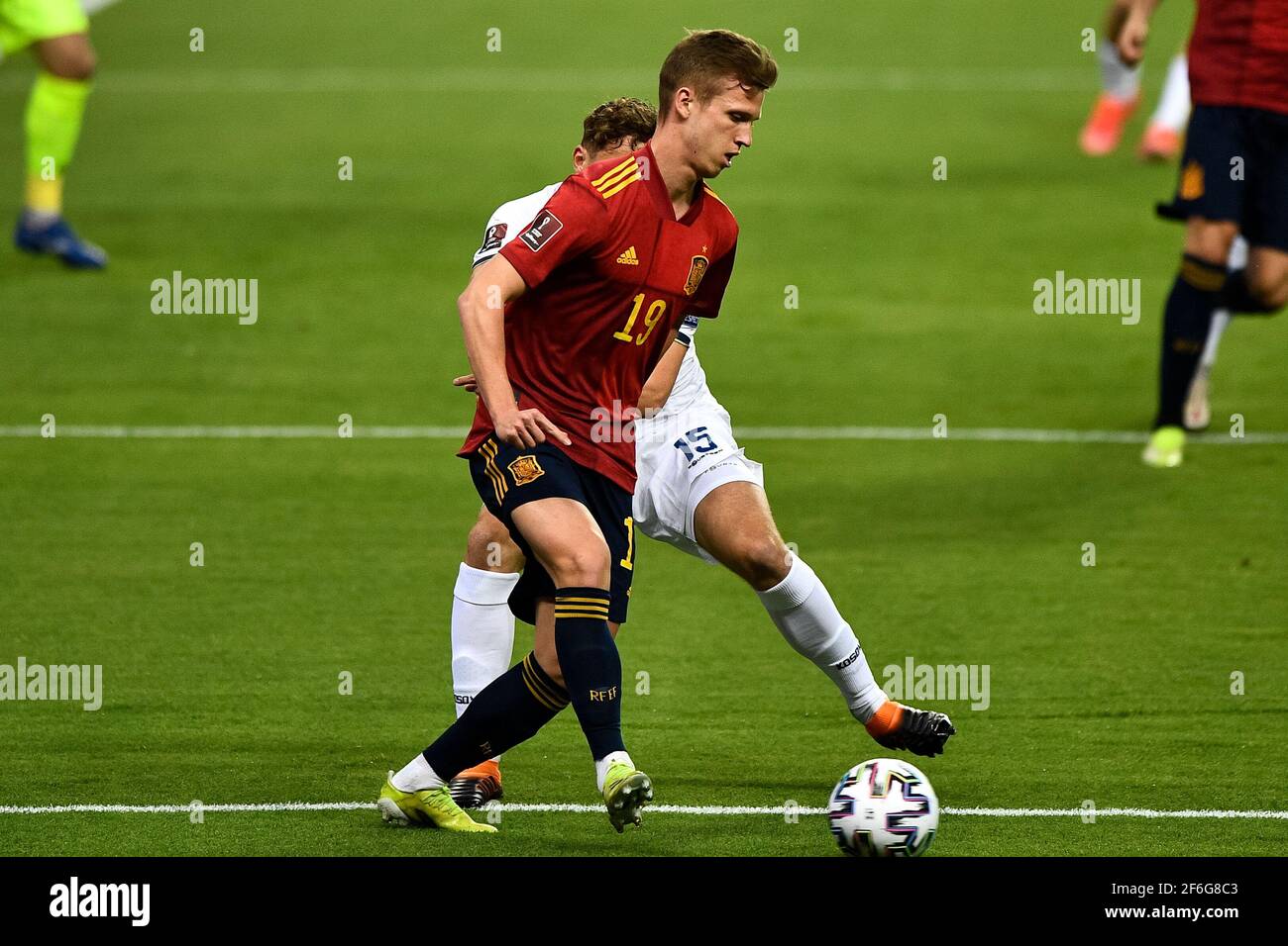 SIVIGLIA, SPAGNA - MARZO 31: Dani Olmo di Spagna e Mergim Vojvoda del Kosovo durante la Coppa del mondo FIFA Qatar 2022 Qualifier tra Spagna e Kosovo a. Foto Stock