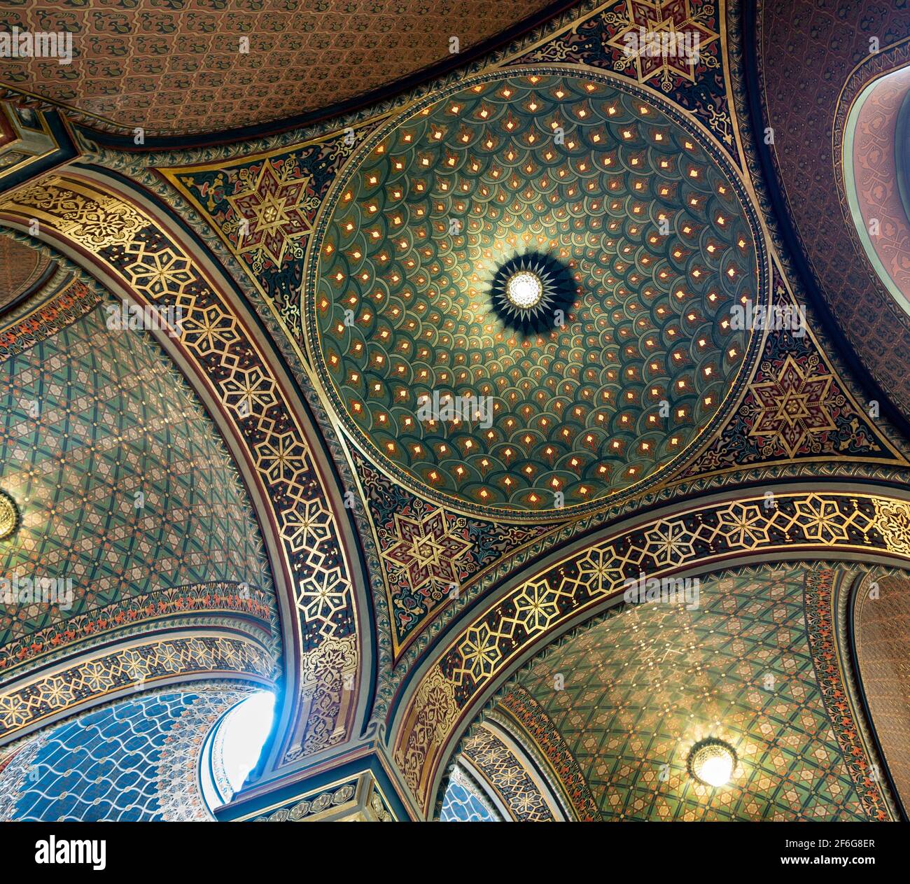 Cupole archi e soffitto decorazione nella Sinagoga spagnola a Praga: Il soffitto della Sinagoga spagnola è un caleidoscopio di colori e motivi Foto Stock