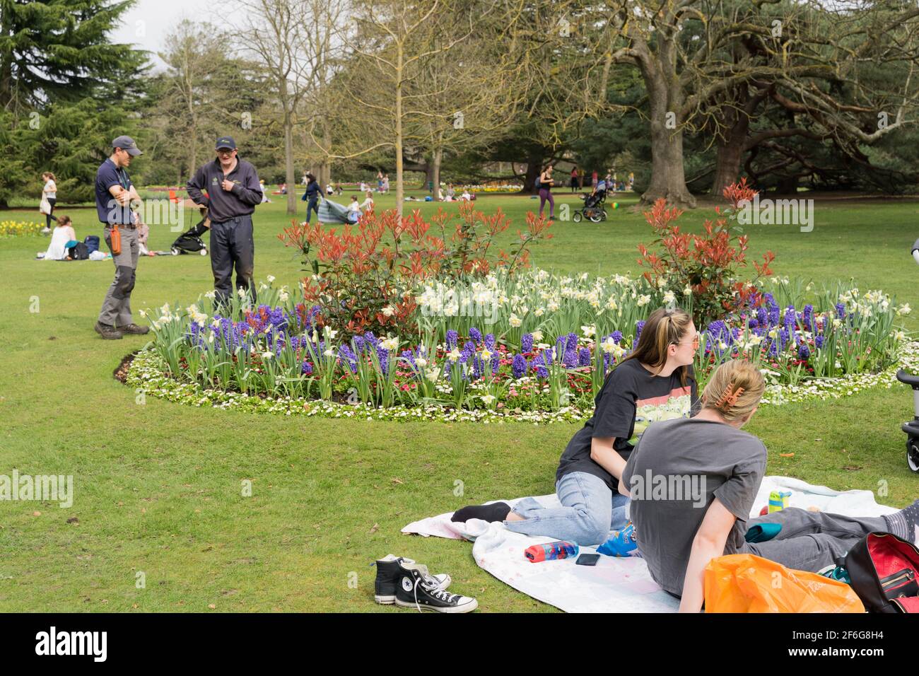 I residenti locali affollano lo spazio all'aperto pieno di fiori di primavera, con covid-19 lockdown easing dal 29 marzo 2021 nel London Greenwich Park Foto Stock