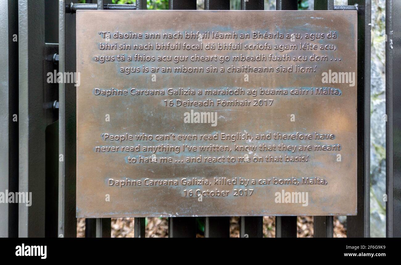 Daphne Anne Caruana Galizia (1964-2017). Una targa che ricorda la sua vita nel Memorial to Human Rights Defenders nei Giardini di Iveagh a Dublino. Foto Stock