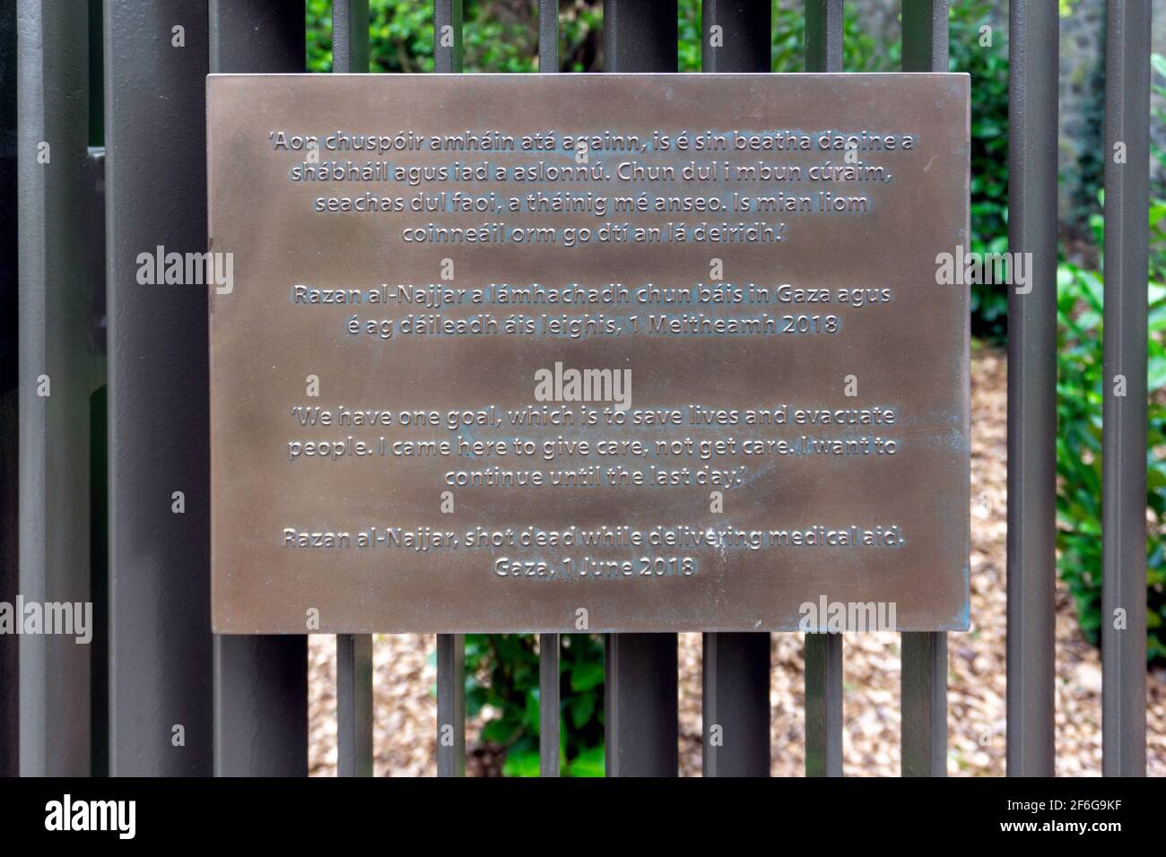 Rouzan al-Najjar (1997-2018) una targa commemorativa dell'infermiera palestinese nel Memorial to Human Rights Defenders nei Giardini di Iveagh a Dublino. Foto Stock