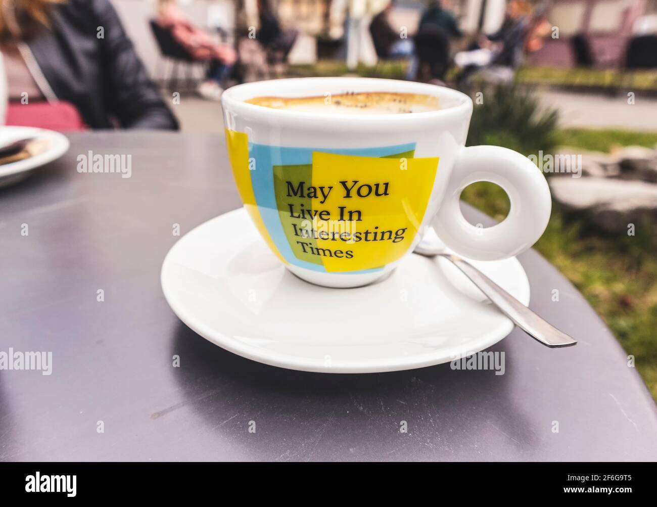 Zagabria, Croazia-27 marzo 2020: Interessante messaggio scritto sulla tazza di caffè che riflette i tempi duri durante la pandemia globale del virus della corona Foto Stock