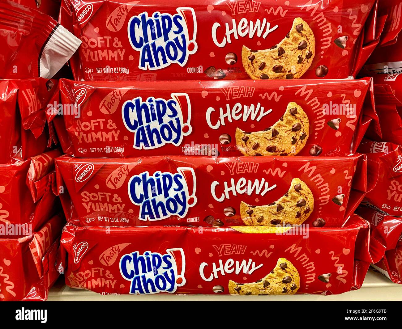 Chip Chey Chewy biscotti al cioccolato su uno scaffale del negozio Foto Stock