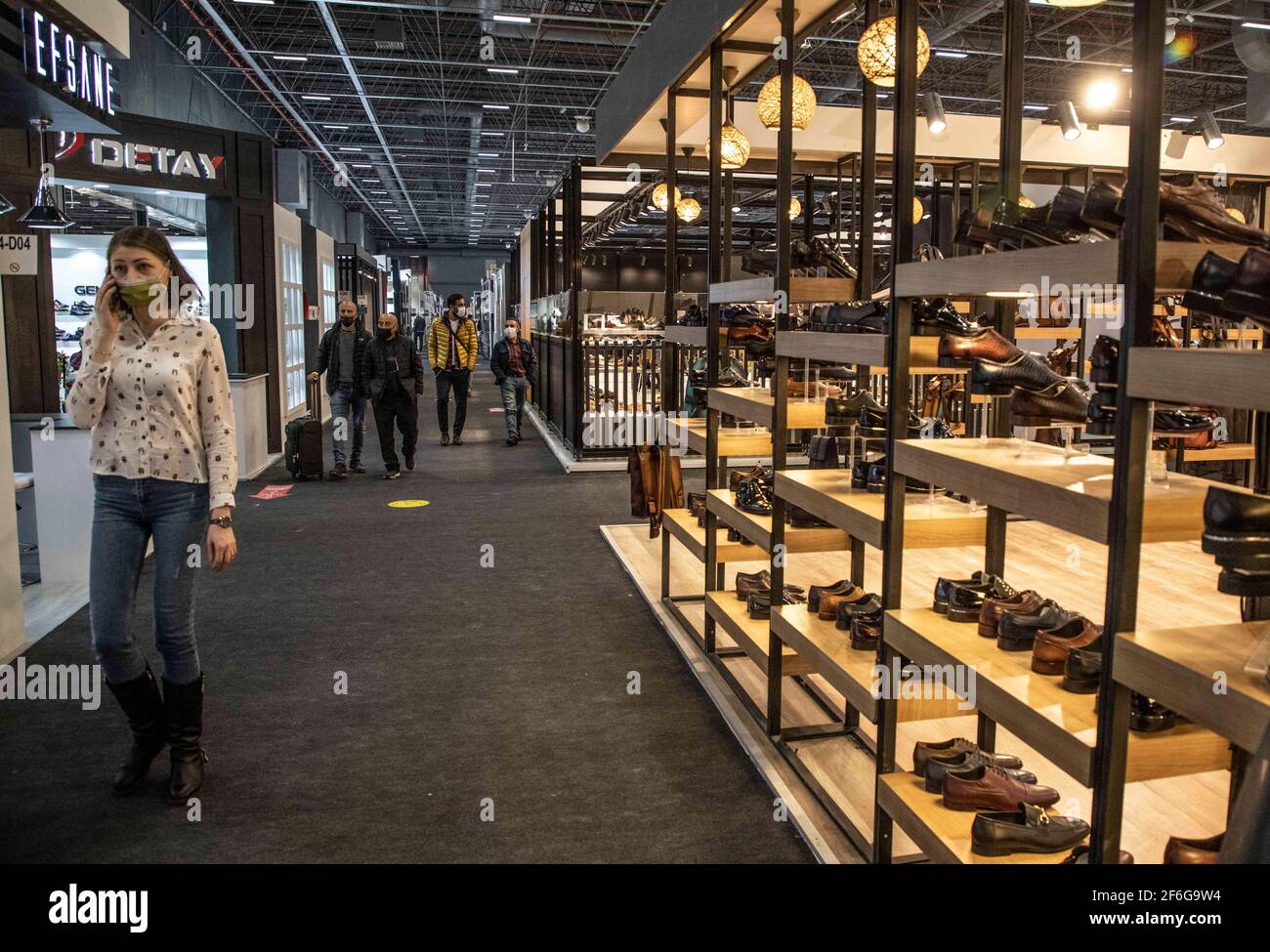 Istanbul, Turchia. 31 Marzo 2021. La gente visita la 64esima fiera internazionale della moda calzaturiera a Istanbul, Turchia, il 31 marzo 2021. La 64esima fiera internazionale della moda delle calzature, una delle più importanti riunioni dell'industria calzaturiera mondiale, è iniziata qui mercoledì sotto severe misure correlate alla COVID-19. Credit: Osman Orsal/Xinhua/Alamy Live News Foto Stock