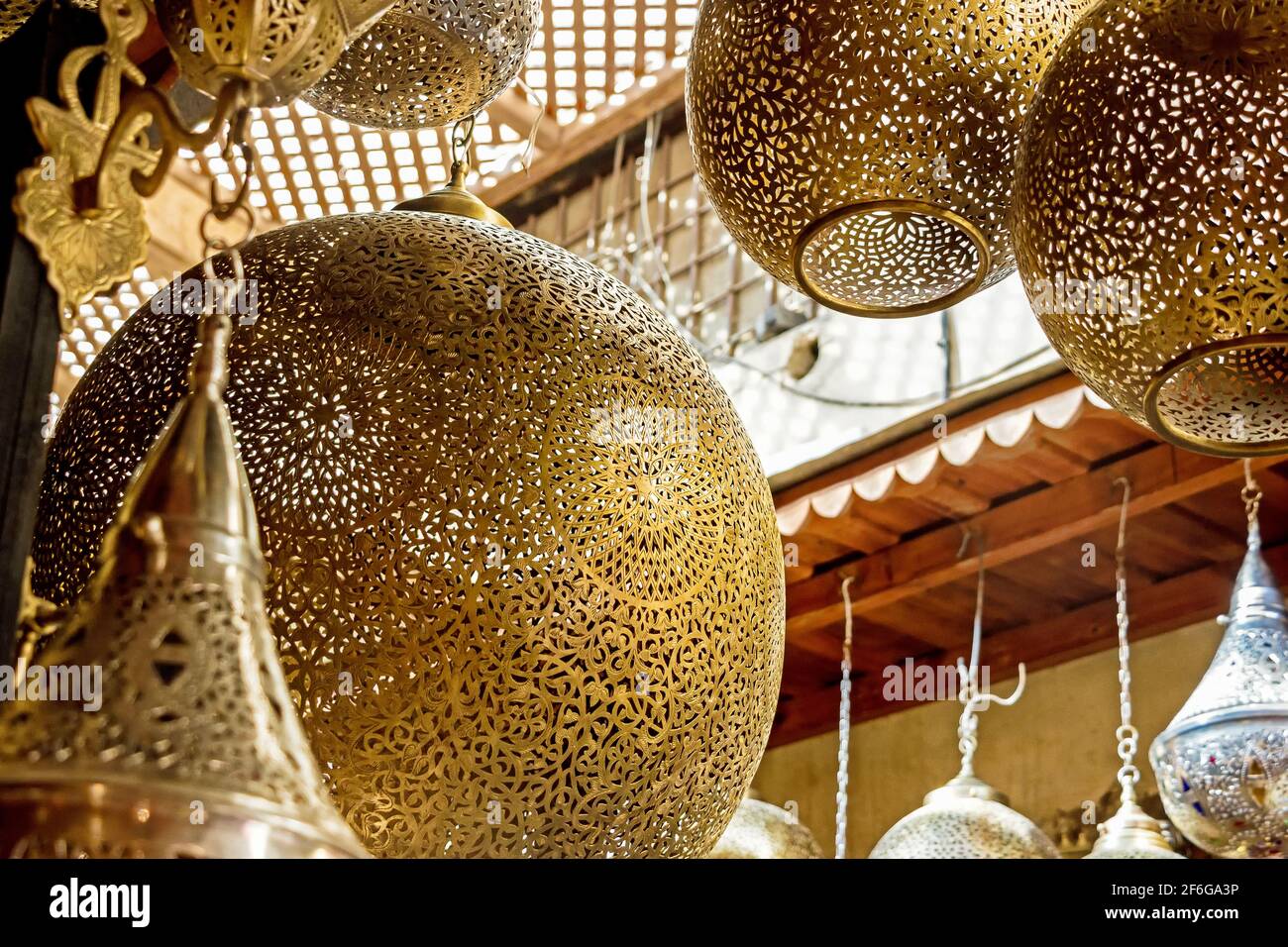 Paralume in rame fatto a mano sul mercato in Marocco Foto stock - Alamy