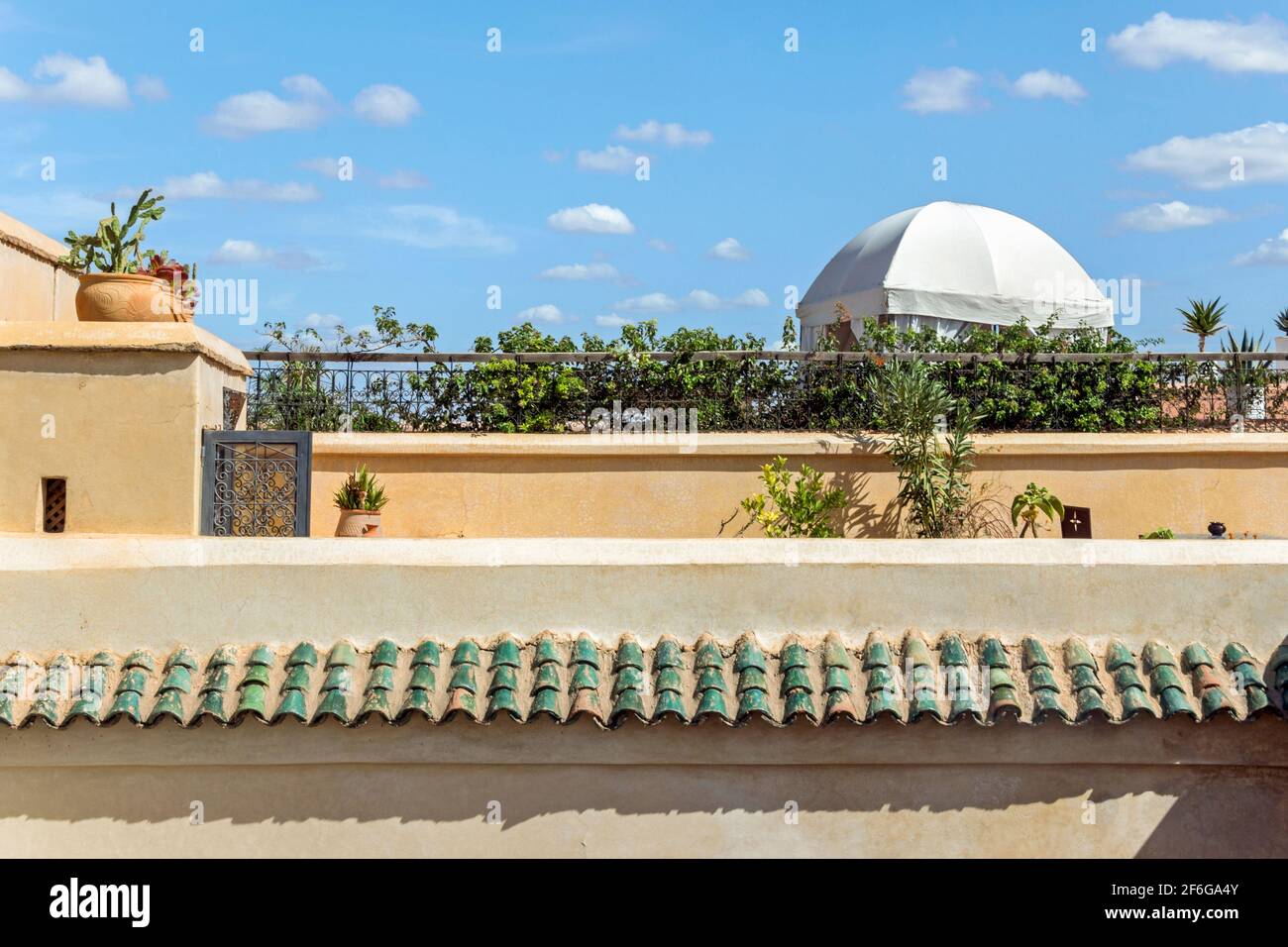 Terrazza giardino sul tetto in un tradizionale edificio marocchino riad Foto Stock