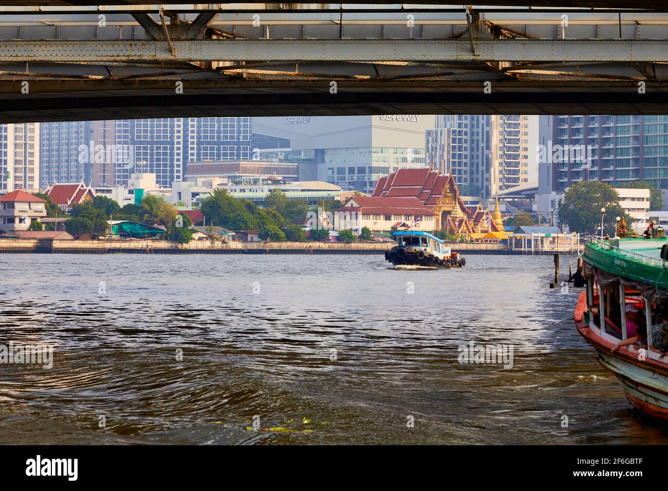 Vista sotto il ponte di un tugboat fiume sul fiume Chao Phraya, Bangkok, Thailandia Foto Stock