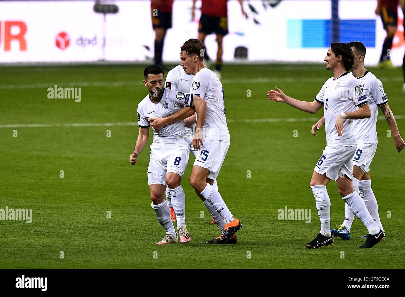 SIVIGLIA, SPAGNA - MARZO 31: Besar Halimi del Kosovo festeggia con Mergim Vojvoda del Kosovo dopo aver segnato il suo primo gol al al fianco durante la FIFA World Cu Foto Stock