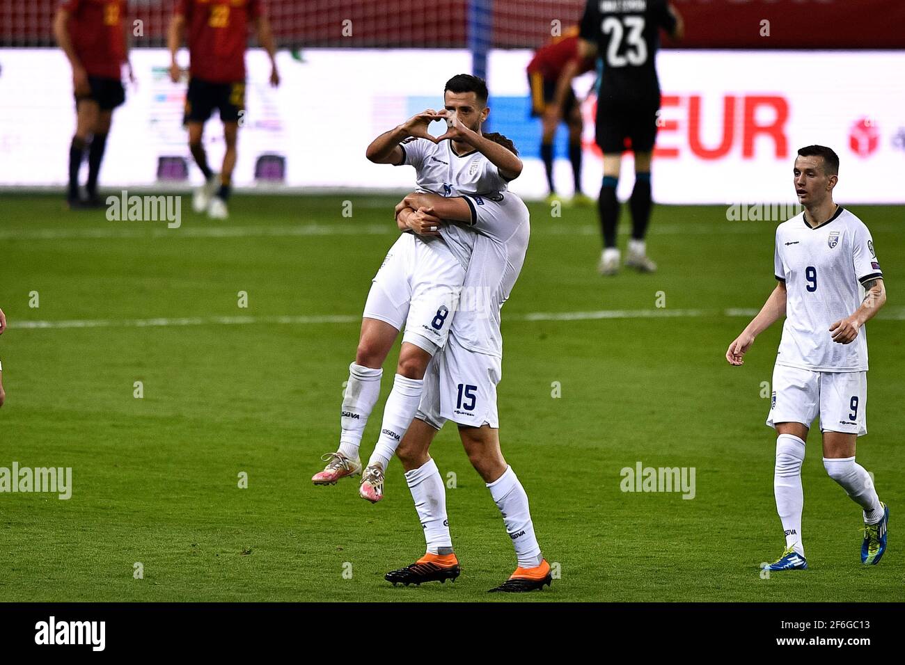SIVIGLIA, SPAGNA - MARZO 31: Besar Halimi del Kosovo festeggia con Mergim Vojvoda del Kosovo dopo aver segnato il suo primo gol al al fianco durante la FIFA World Cu Foto Stock