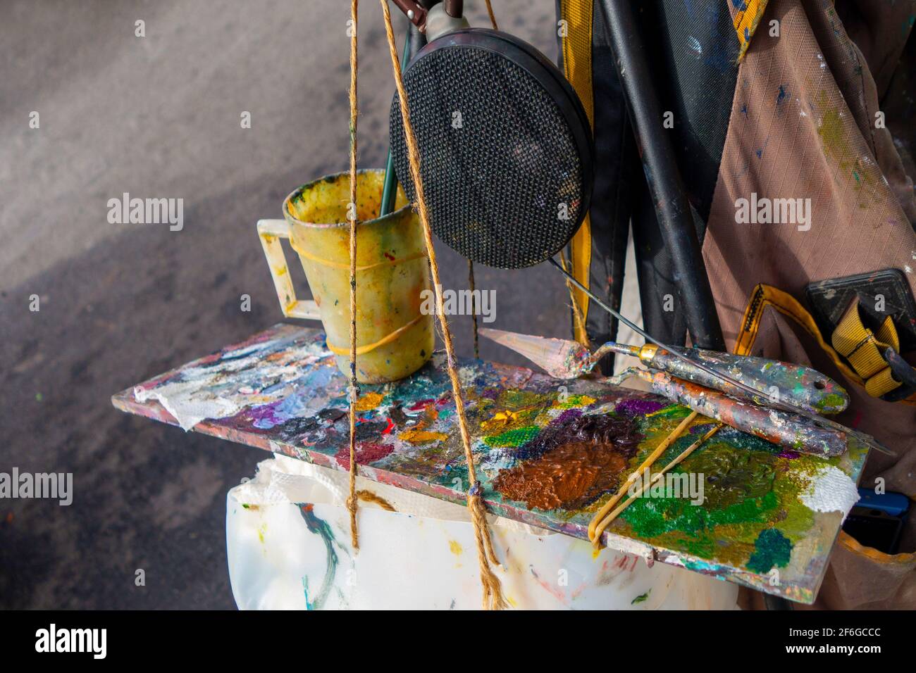 Gli artisti dipingendo pallet con un sacco di colori terrosi e musica altoparlante Foto Stock