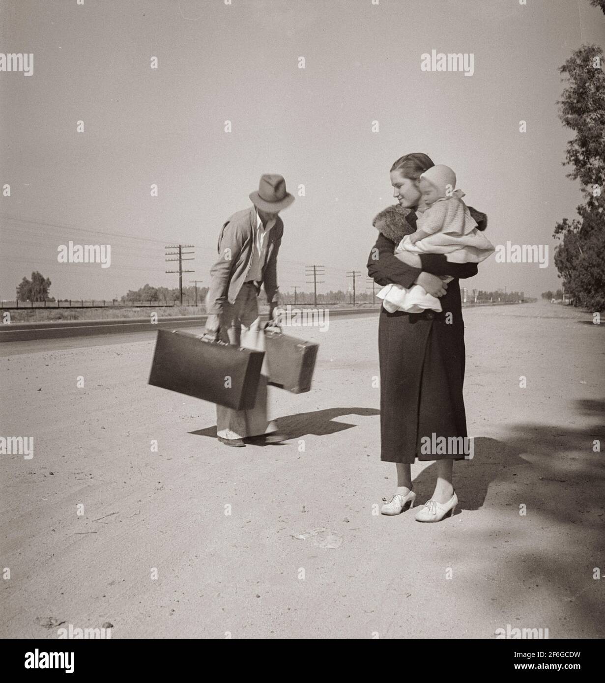 Famiglia giovane, penniless, hitchhiking sulla US Highway 99 in California. Il padre, ventiquattro, e la madre, diciassette anni, provenivano da Winston-Salem, Carolina del Nord. All'inizio del 1935, il loro bambino nacque nella Valle Imperiale, in California, dove lavoravano come operai sul campo. 1939. Fotografia di Dorotea Lange. Foto Stock