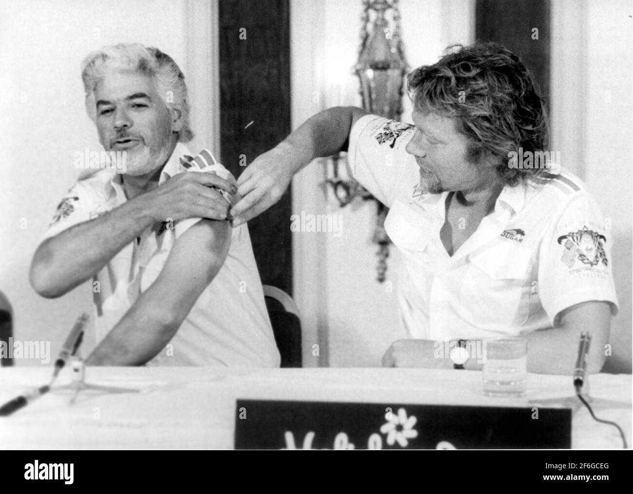 RICHARD BRANSON ISPEZIONA LA CONFERENZA STAMPA TED TOLEMAN'S BRUISES VIRGIN ATLANTIC CHALLENGER ALL'HOLIDAY INN, PORTSMOUTH, DOPO LA LORO FALLITA OFFERTA CROSS ATLANTIC. PIC MIKE WALKER, 1984 Foto Stock