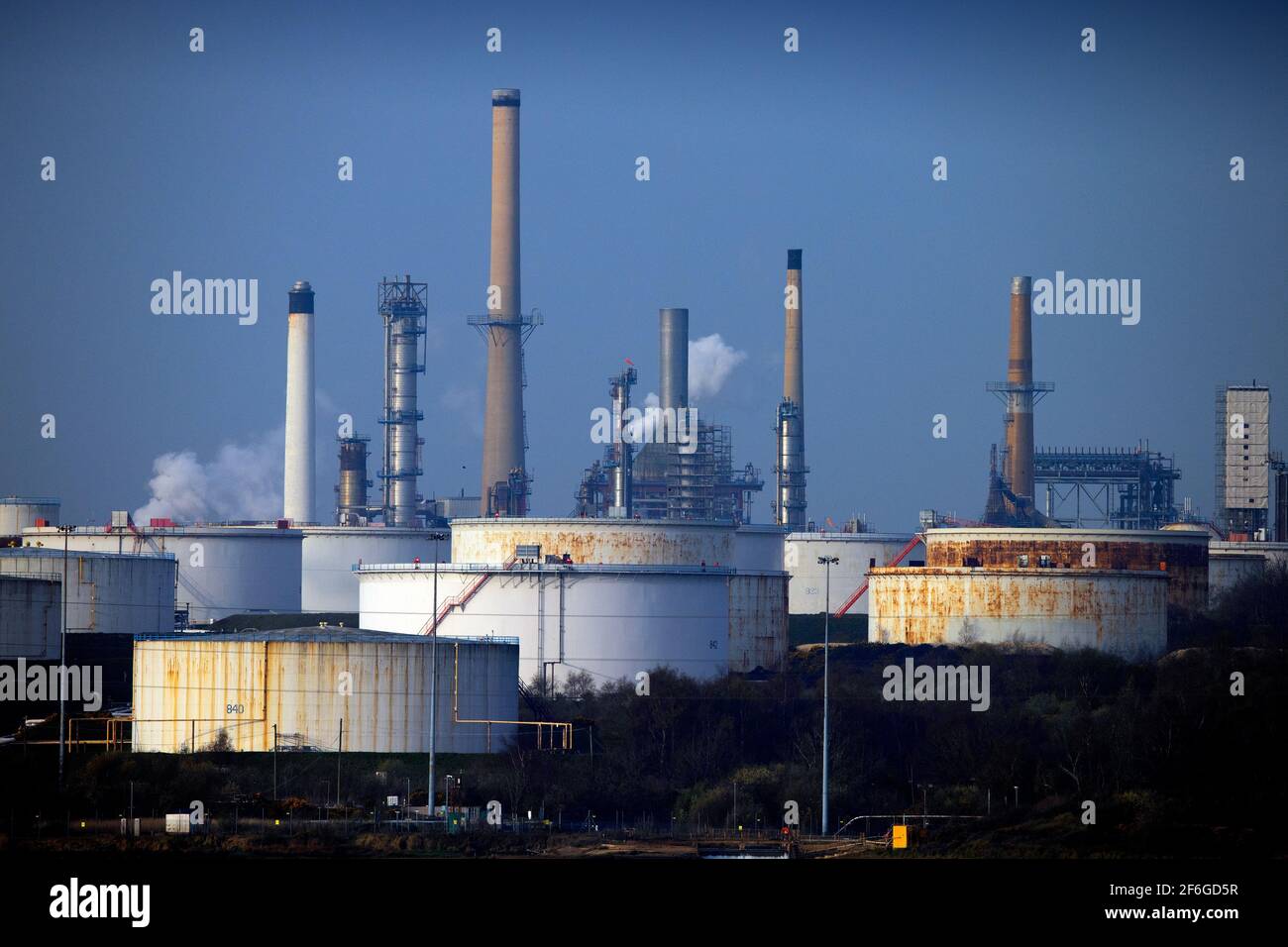 Cracking,Towers,Oil,Tank,raffineria,Fawley,Hampshire,Inghilterra,Regno Unito, Foto Stock