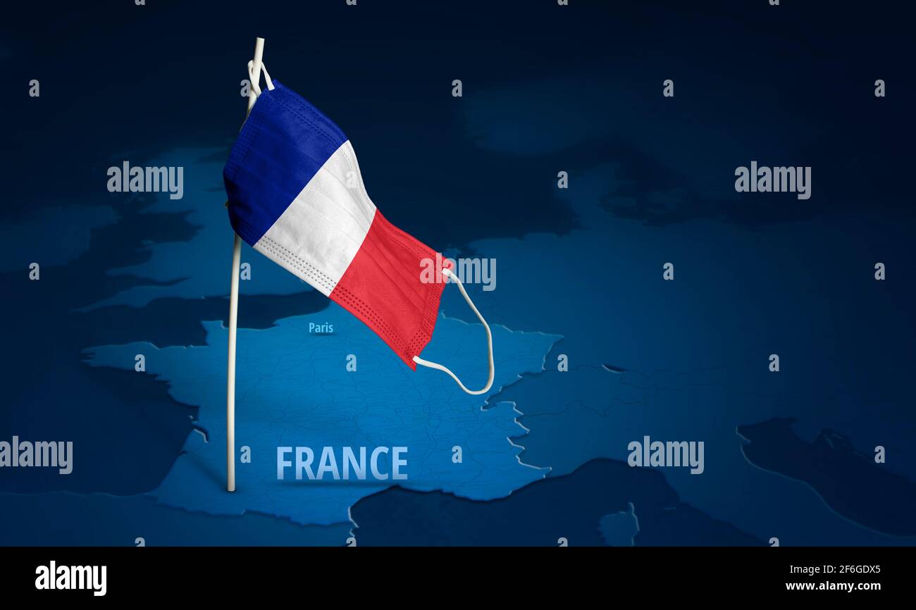 Maschera di Francia su blu la mappa del mondo sfondo testurizzato. Bandiera ondulata della Francia dipinta su maschera medica sul palo. Flag di attacco del virus. Concetto del banner Foto Stock