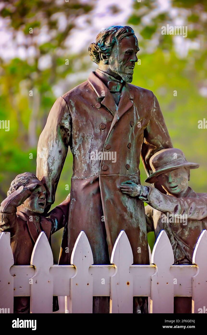 Una statua di bronzo del presidente confederato Jefferson Davis, con Joe Davis e Jim Limber, si trova fuori Beauvoir, a Biloxi, Mississippi. Foto Stock