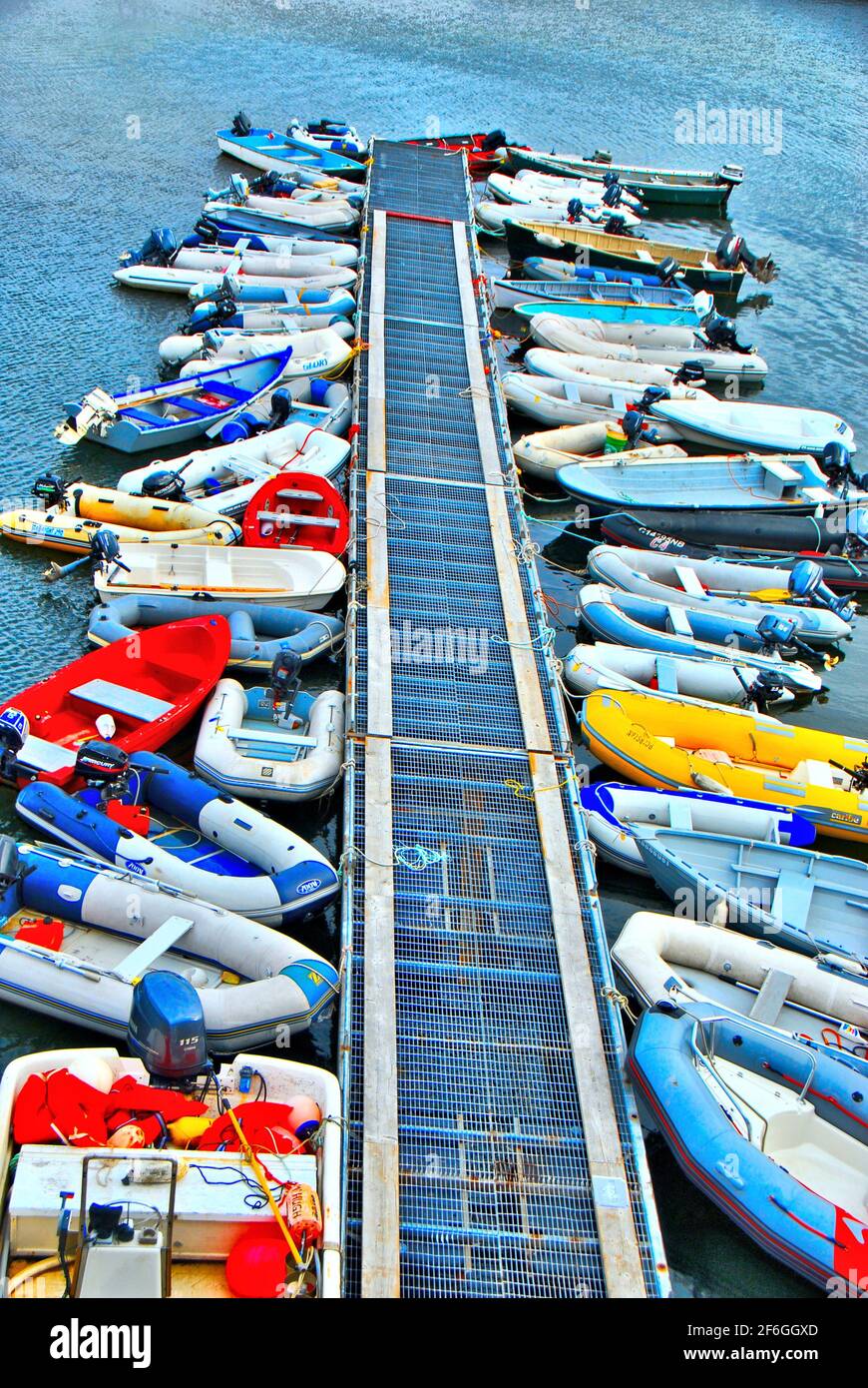 Pontoni e piccole barche a motore presso un molo nella baia di Fundy, New Brunswick, Canada. Foto Stock