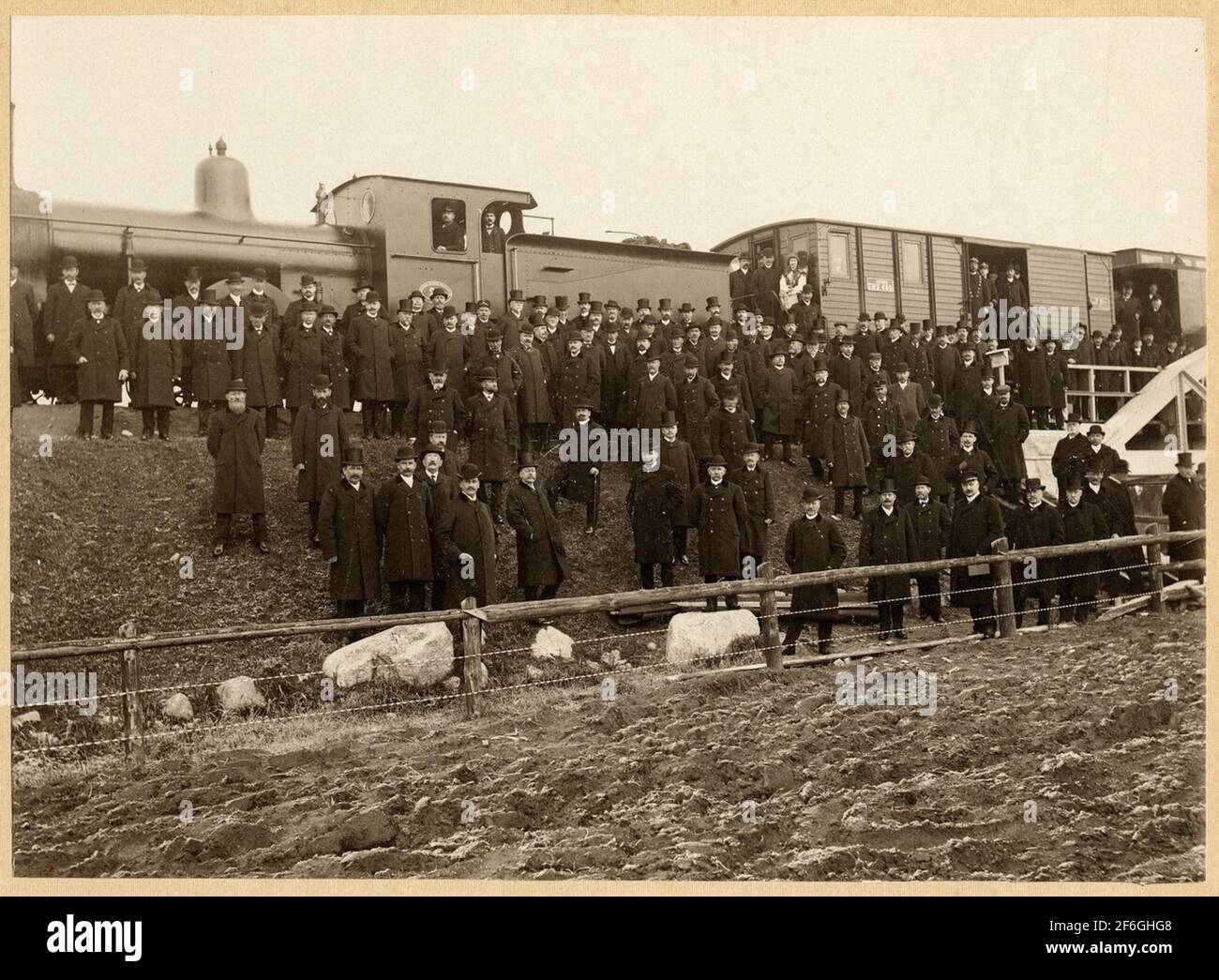 Inaugurazione di Bandel Engelsberg-Vansbro 2/11 1907 KL.10.43-11.30. La foto è dal ponte sul Dalälven tra Björbo e si raggiunge. SWB C / C3 27. Autista locale Frans Gustaf Adamsson nato 3/4 1874 morte in Västerås 17/10 1918 in 'malattia di Panish', Lokelter Carl Fredrik Lundin nato 11/9 1881, lady presso la piattaforma di valigie è Miss Siri Lindell sposato Dahlström nato 1890 (vestito in costume di Dala Floda), Nella porta del vagone bagagli si trova il comandante del treno Overkonductor Sven Gustaf Malmsten con il servizio n. 4 nato 23/7 1848 morte a Stoccolma 26/2 1923, la guardia ufficio extra Karl Eri Foto Stock