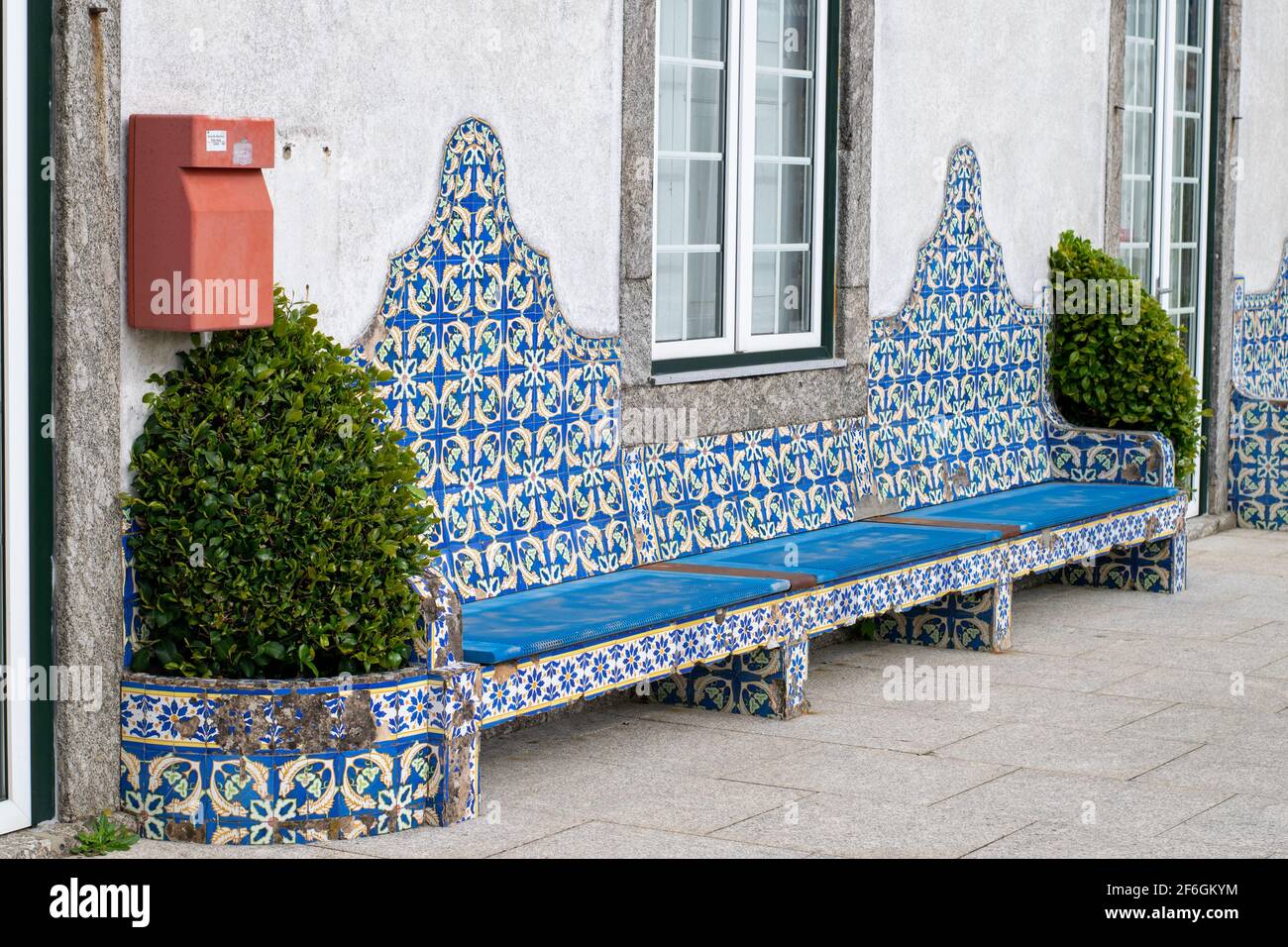 Panchine coperte da belle piastrelle portoghesi al Santuario di Sameiro in Braga Portogallo Foto Stock