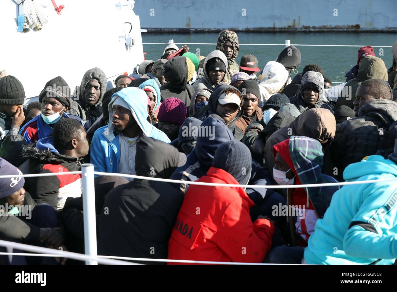 Tripoli, Libia. 31 Marzo 2021. I migranti illegali sono visti sul ponte della Guardia Costiera libica a Tripoli, Libia, il 31 marzo 2021. Mercoledì la Marina libica ha annunciato il salvataggio di un totale di 163 migranti illegali di diverse nazionalità africane al largo della costa occidentale del paese. Credit: Hamza Turkia/Xinhua/Alamy Live News Foto Stock