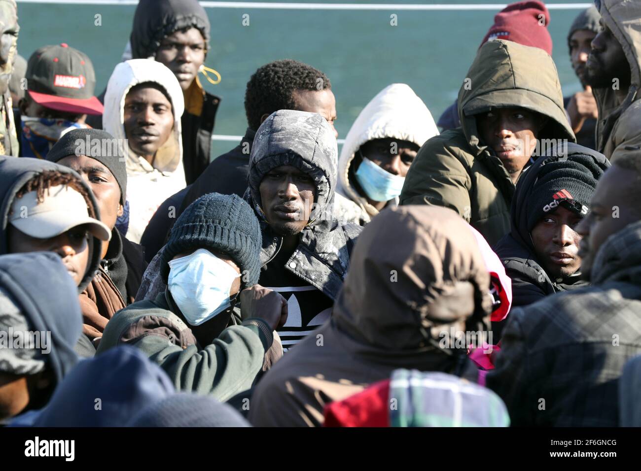 Tripoli, Libia. 31 Marzo 2021. I migranti illegali sono visti sul ponte della Guardia Costiera libica a Tripoli, Libia, il 31 marzo 2021. Mercoledì la Marina libica ha annunciato il salvataggio di un totale di 163 migranti illegali di diverse nazionalità africane al largo della costa occidentale del paese. Credit: Hamza Turkia/Xinhua/Alamy Live News Foto Stock