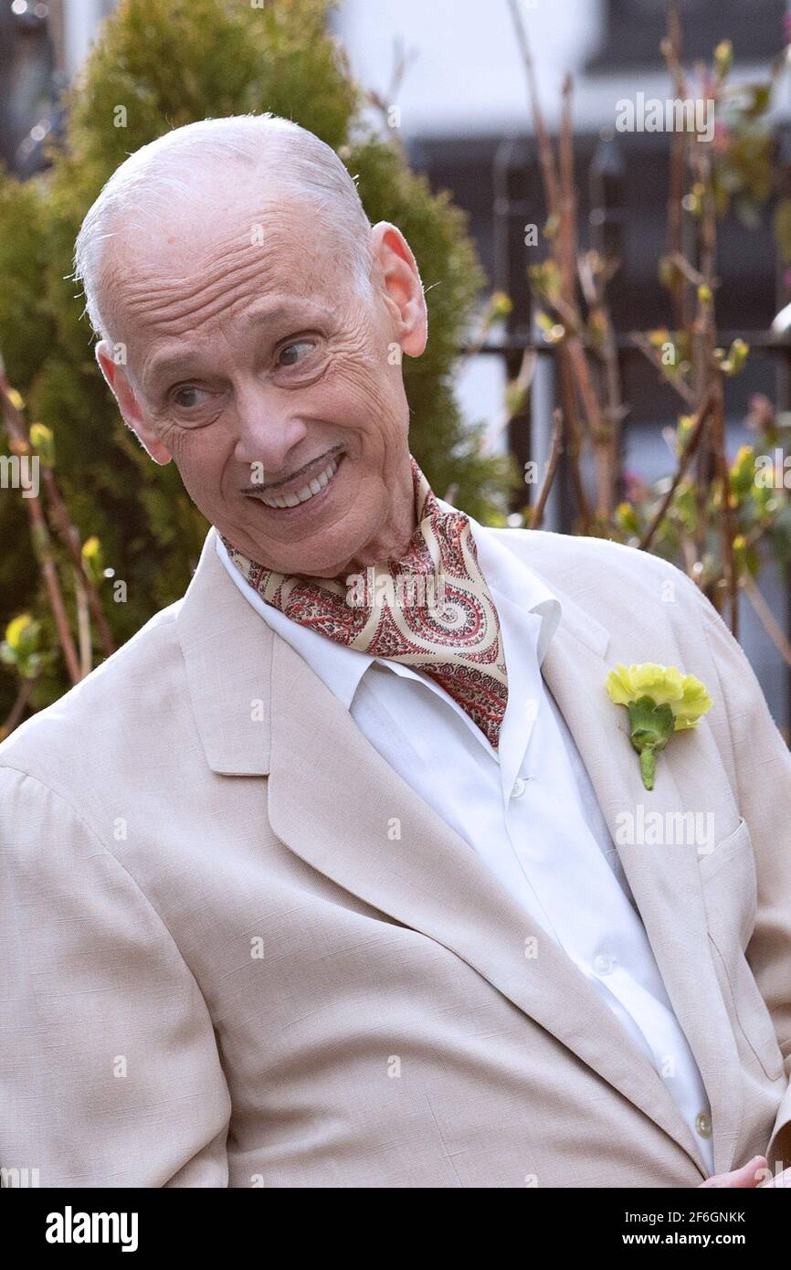 New York, NY, Stati Uniti. 31 Marzo 2021. John Waters sul posto per LA MERAVIGLIOSA SIGNORA. MAISEL Shooting on Location, Greenwich Village, New York, NY 31 marzo 2021. Credit: RCF/Everett Collection/Alamy Live News Foto Stock