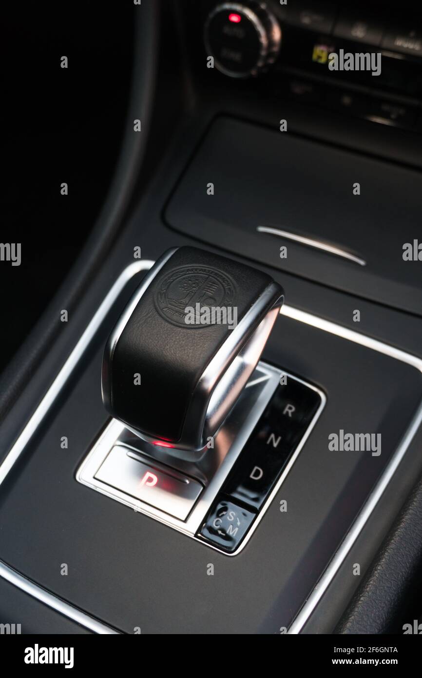 Una leva del cambio automatica all'interno della Mercedes Benz A45 2017 AMG in pelle con cresta AMG opzionale Foto Stock