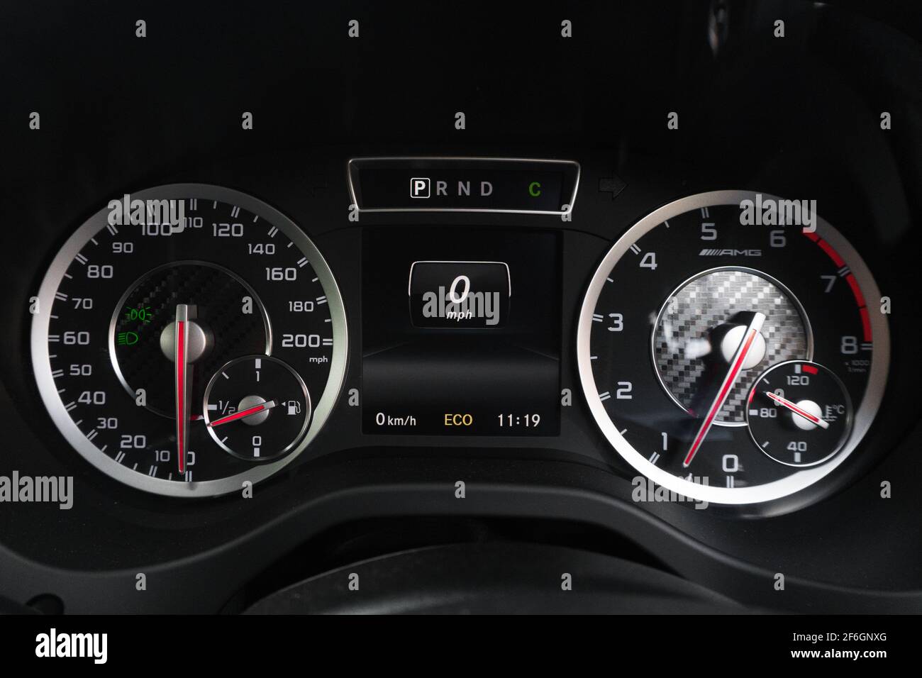 Il tachimetro e il contagiri di UNA Mercedes Benz 2014 A45 AMG con schermo digitale Foto Stock