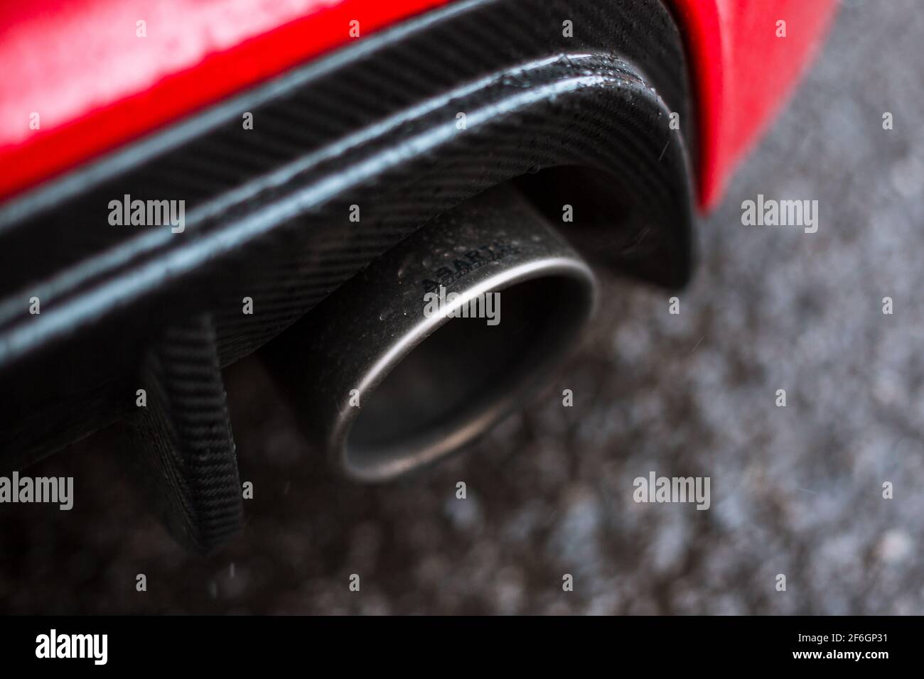 Rosso Fiat 695 Abarth Biosto Carbon Fiber diffusore posteriore con Sistema  di scarico post-vendita Foto stock - Alamy