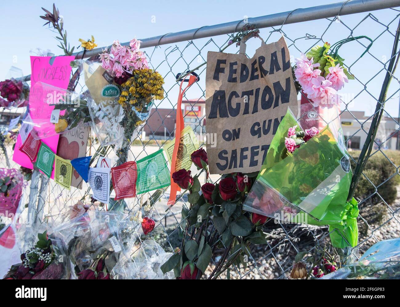 Lafayette, Colorado, Stati Uniti. 31 Marzo 2021. Un memoriale realizzato a mano fuori dal negozio di alimentari King Soopers dove dieci persone sono state sparate giù marzo 22 continua a crescere con la gente che lascia fiori, messaggi e altri cimeli. Credit: PJ Heller/ZUMA Wire/Alamy Live News Foto Stock