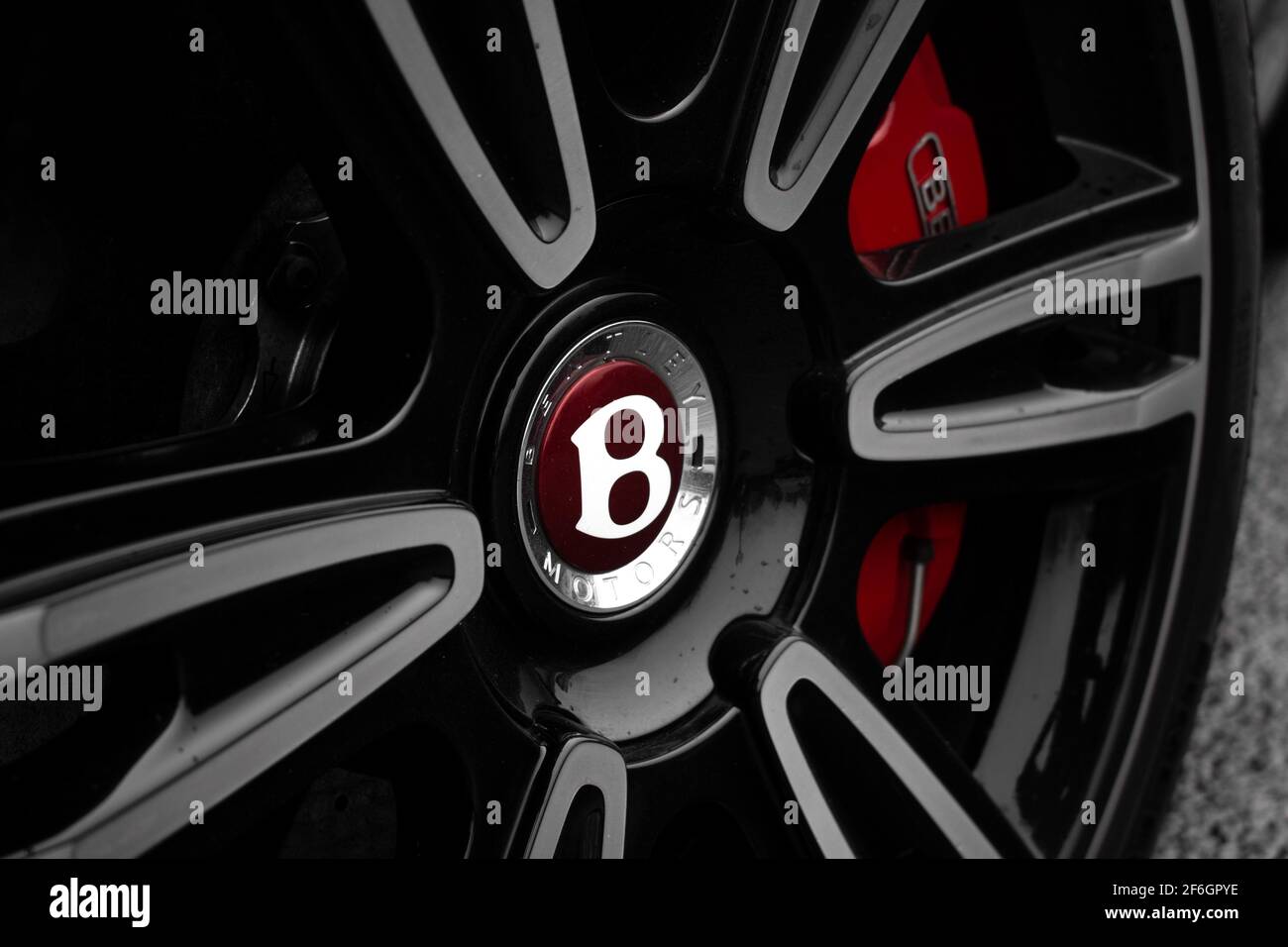 La ruota anteriore logo Bentley sulla ruota anteriore con Pinza freno rossa di un'unità Flying Spur Bentley Continental 2016 Foto Stock