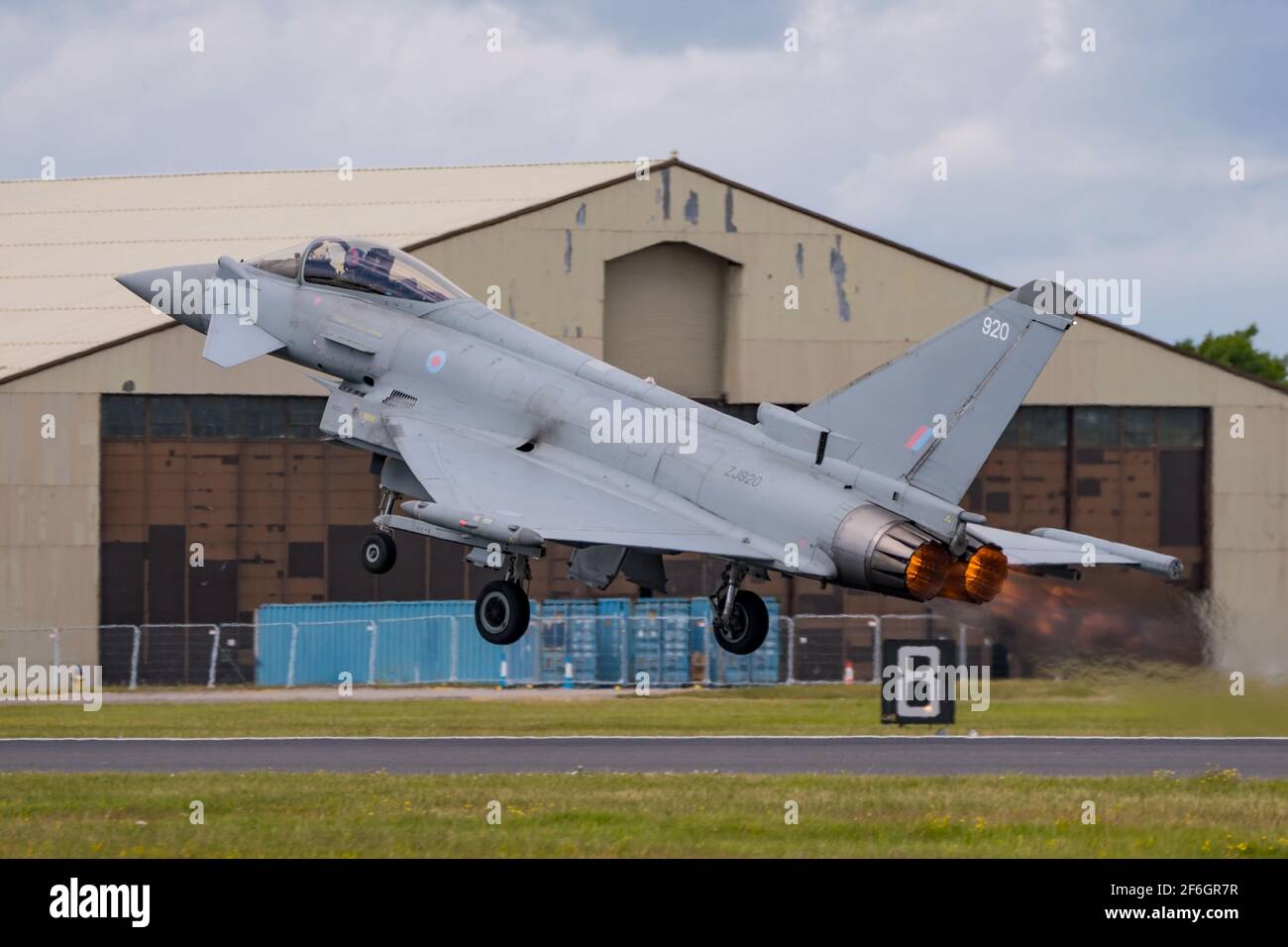 Un aereo da combattimento Royal Air Force Eurofighter Typhoon FGR4 che decolorerà per essere esposto a RIAT 2019, RAF Fairford, Regno Unito, il 21 luglio 2019. Foto Stock