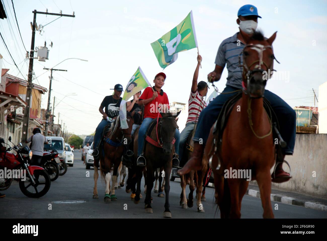 mata de sao joao, bahia, brasile - 10 novembre 2020: Si vedono le persone a cavallo durante una passeggiata nella città di Mata de Saoa Joao. Foto Stock