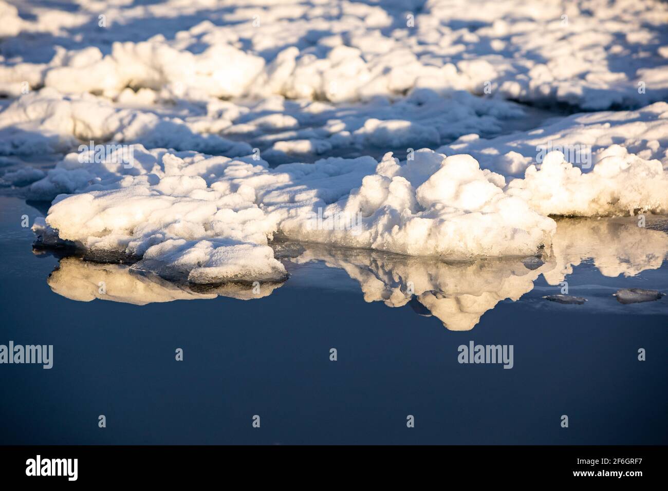 Galleggiavo lungo il fiume, primi segni di primavera Foto Stock