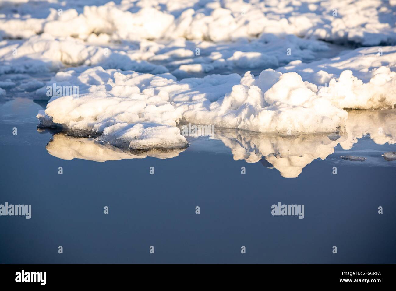 Galleggiavo lungo il fiume, primi segni di primavera Foto Stock